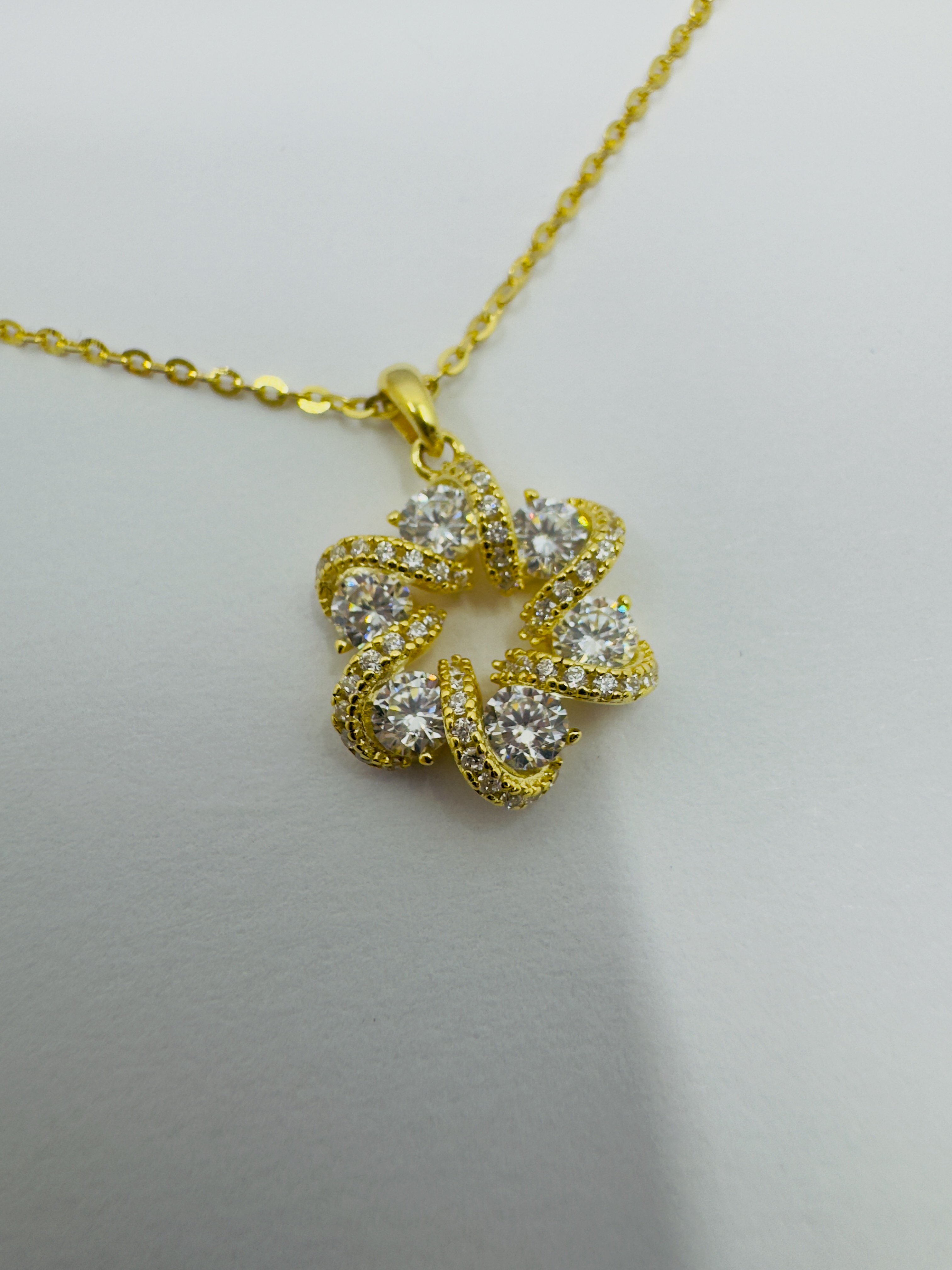 Casual. Gold Işıltı Halkası Kolye