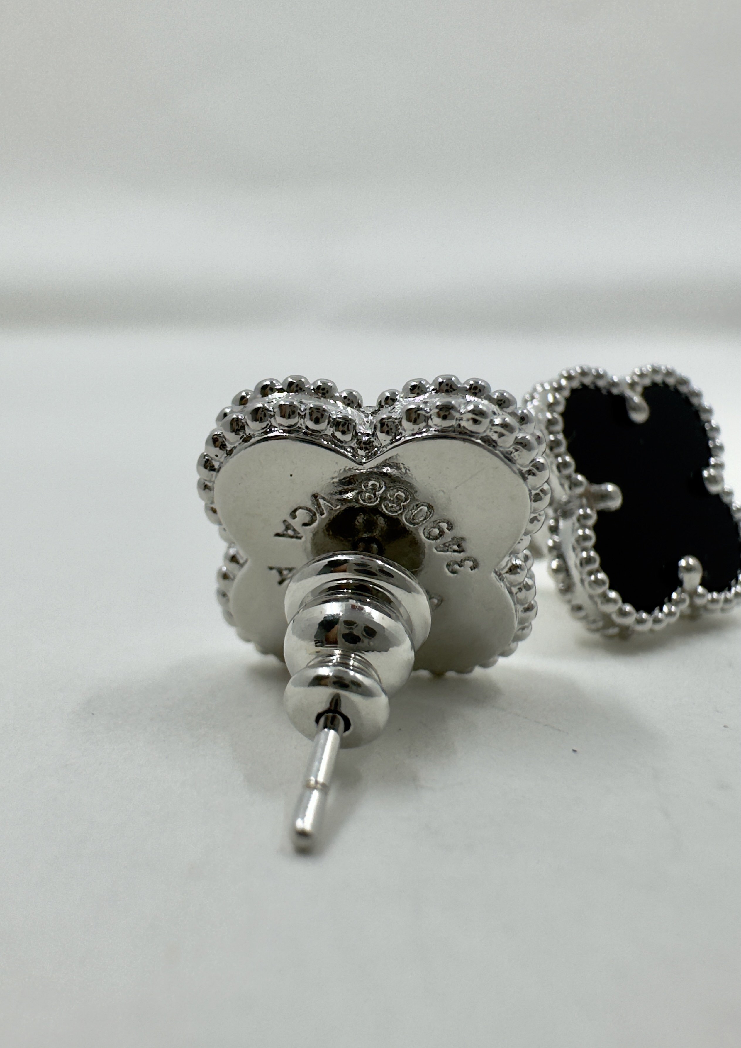 VCA. Alhmbra Silver Siyah Küpe