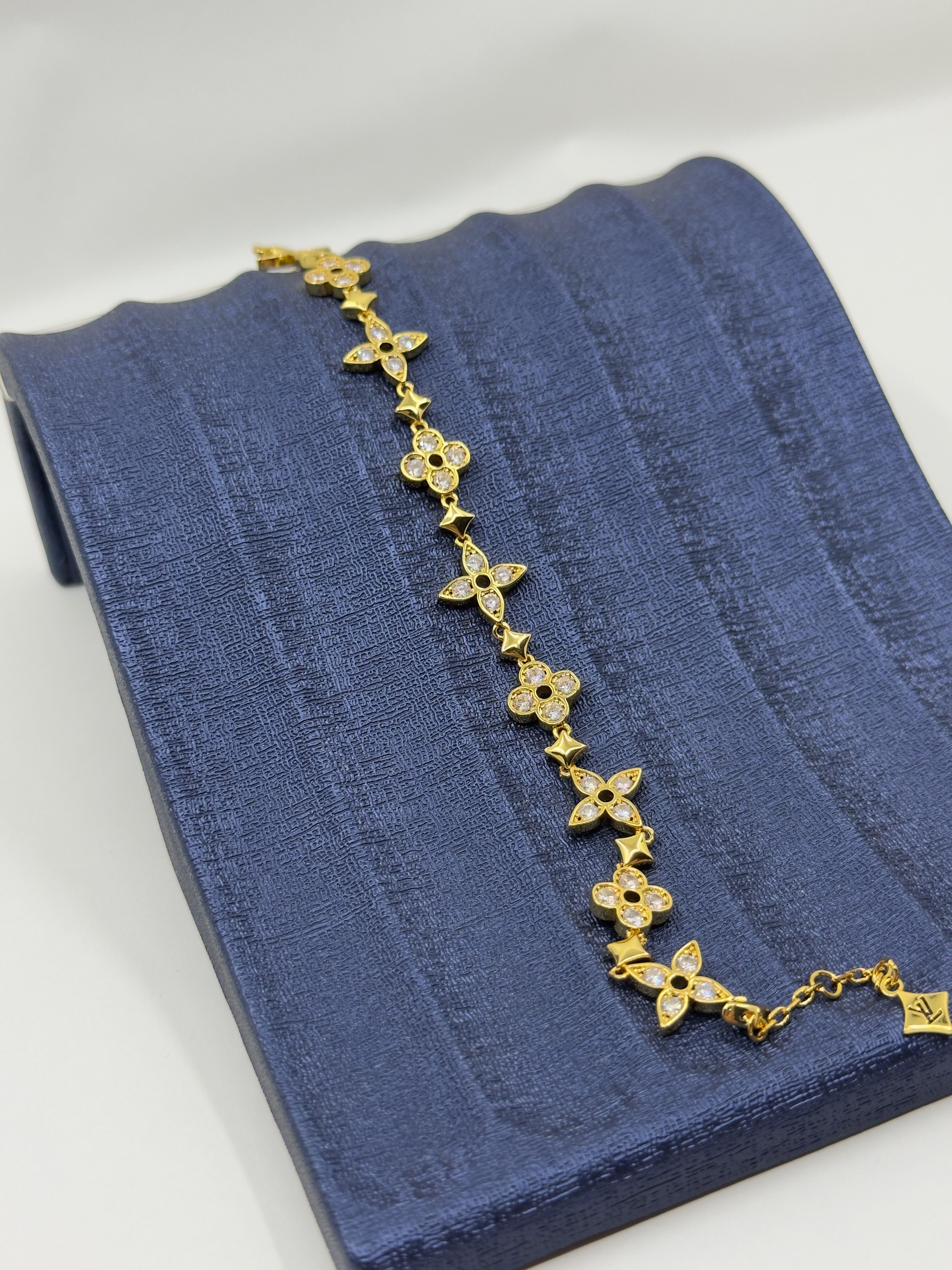 LV. Gold Talisman Bileklik