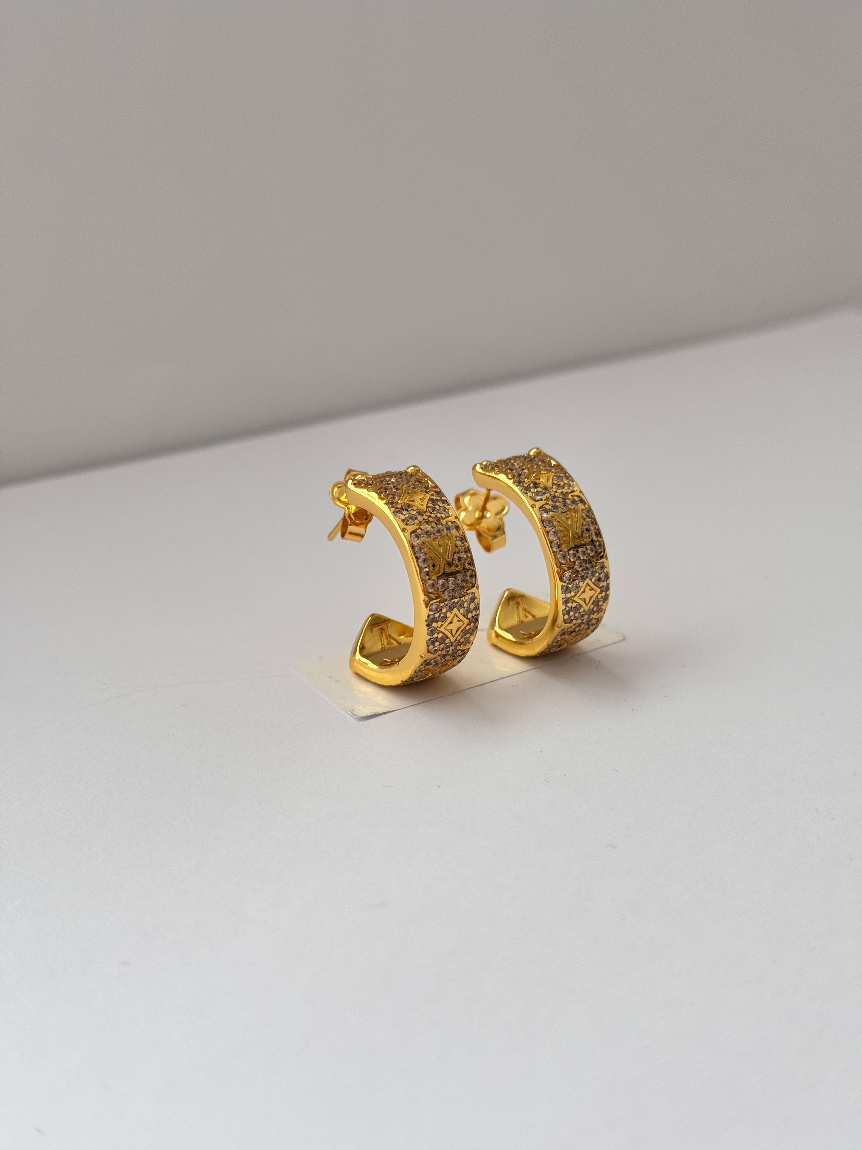 LV. Taşlı Yarım Halka Gold Küpe