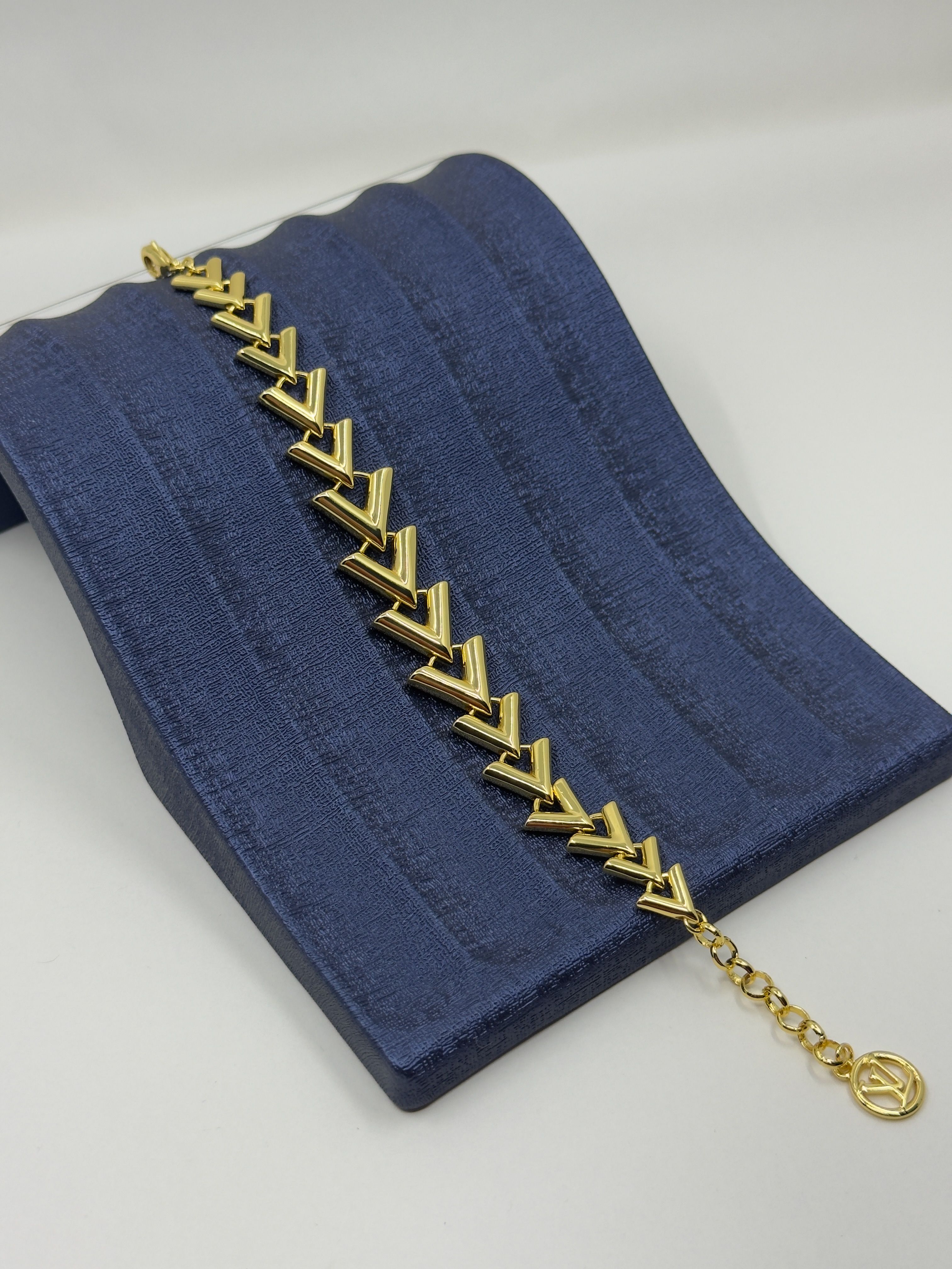 LV. Gold "V" Logo Bileklik