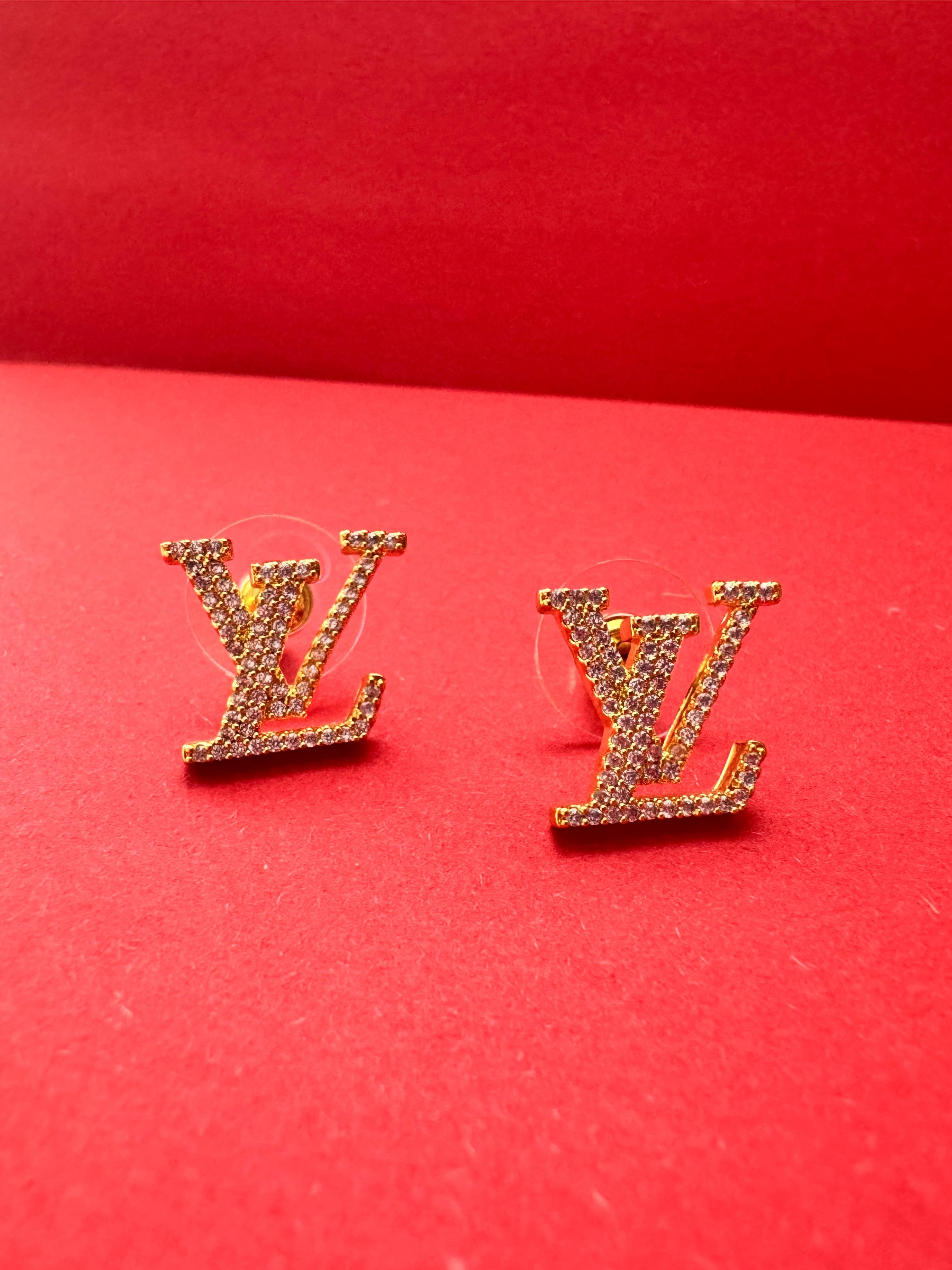 LV. Gold Taşlı Çivi Logo Küpe