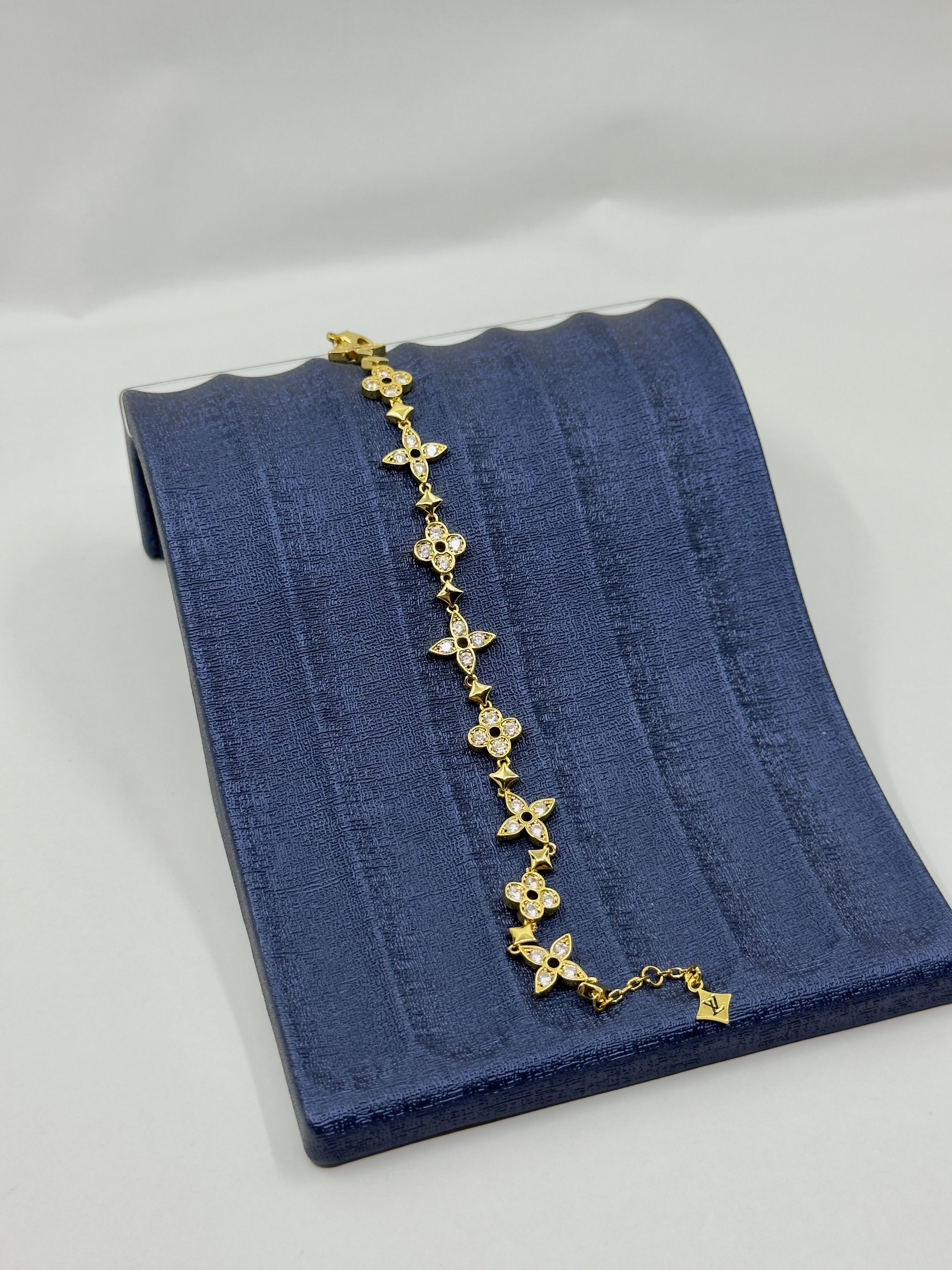 LV. Gold Talisman Bileklik