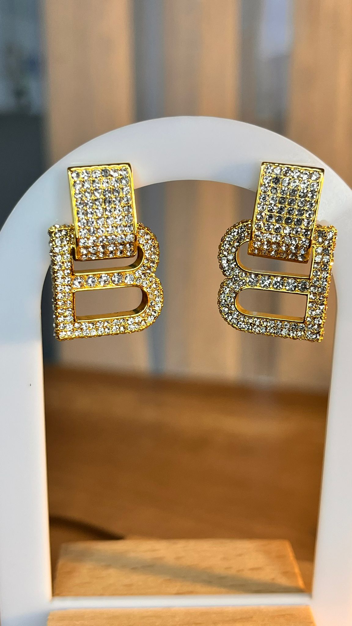 Blncg. Gold Taşlı Logo Küpe