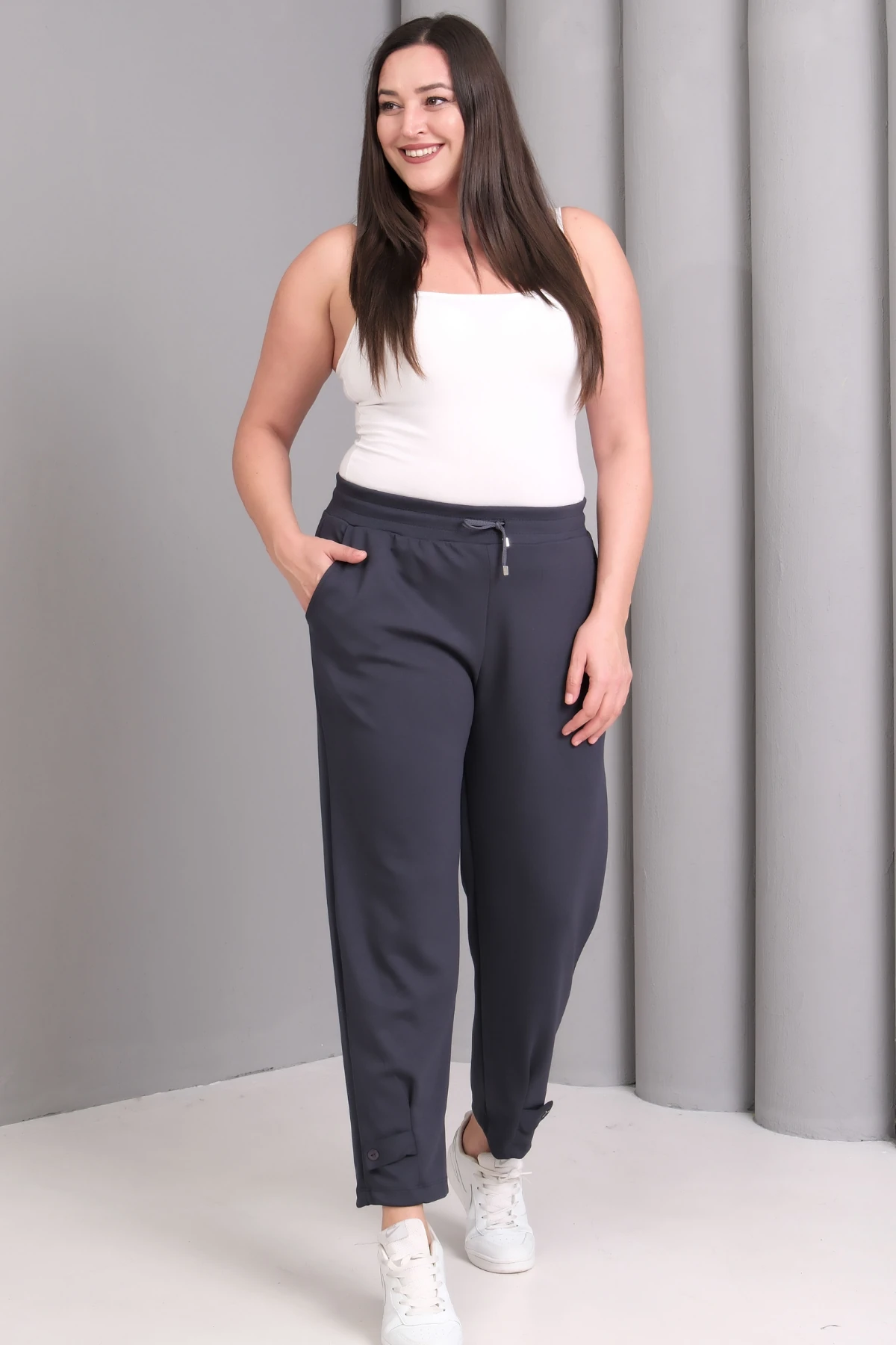 Kadın Büyük Beden Beli Bağlamalı Paçası Düğme Detaylı  Lüks Yumuşak Esnek Kumaş Pantolon - Gri