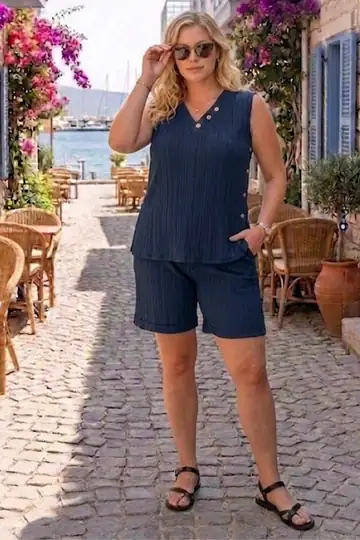 Kadın Büyük Beden Yan Düğmeli Askılı Bluz Şortlu Rahat Yazlık Takım - Lacivert