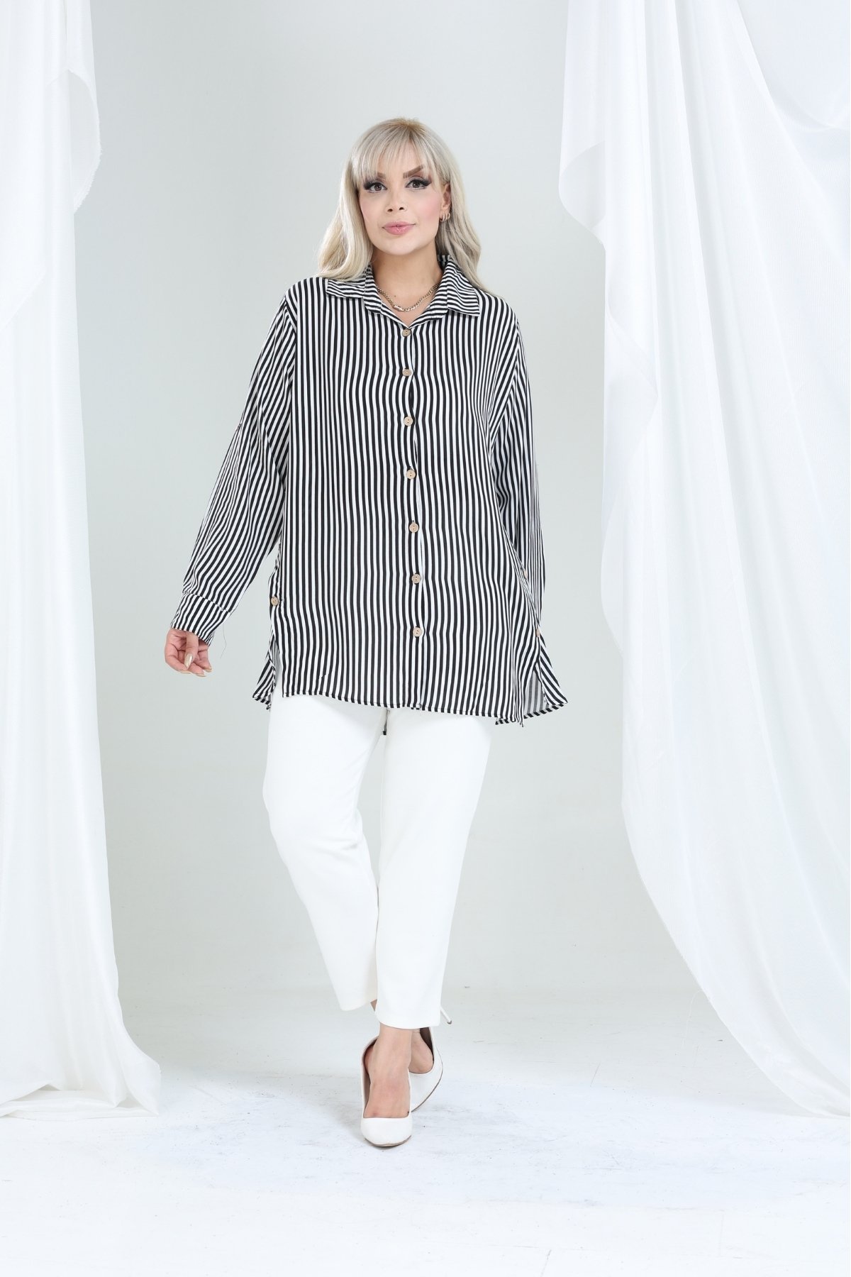 Kadın Büyük Beden Düğme Detaylı Çizgili Oversize Gömlek