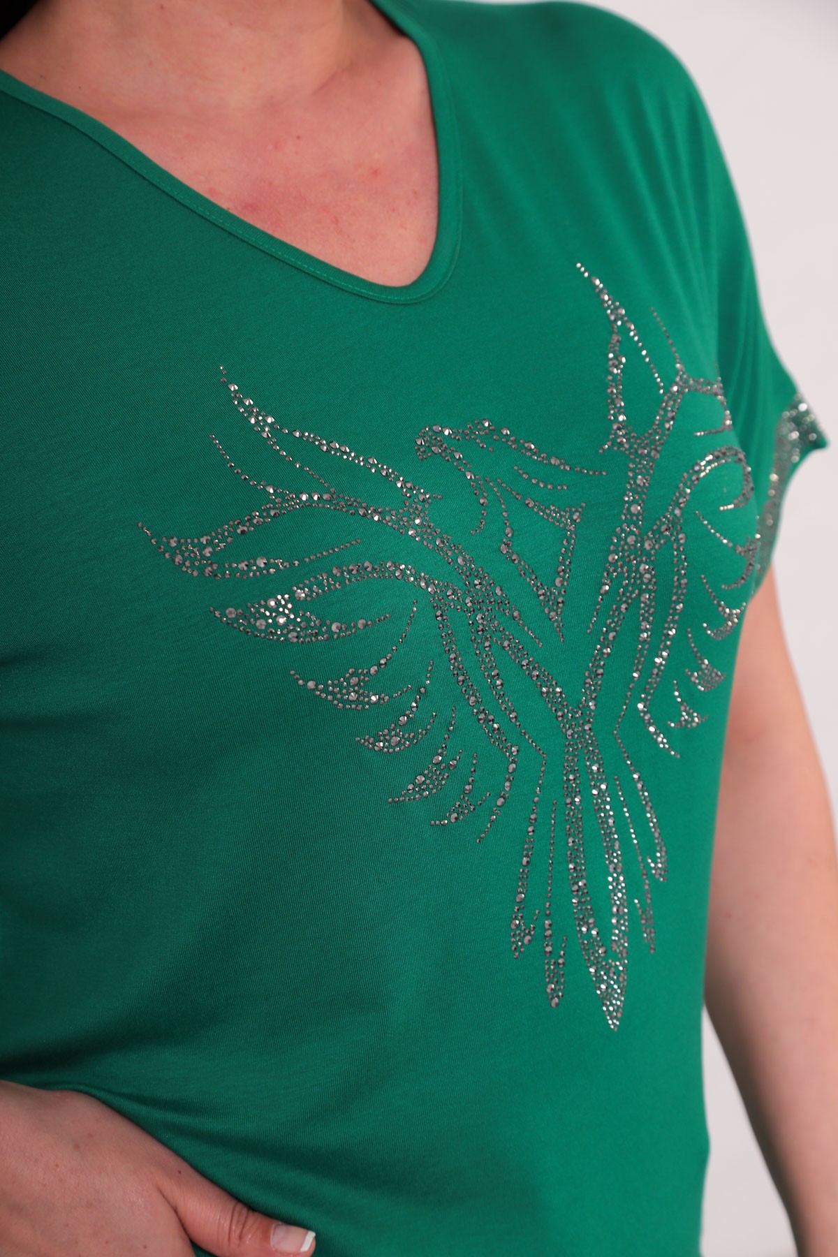 Kadın Büyük Beden Ön ve Kol Kısmı Taş Baskılı Kısa Kollu T-Shirt