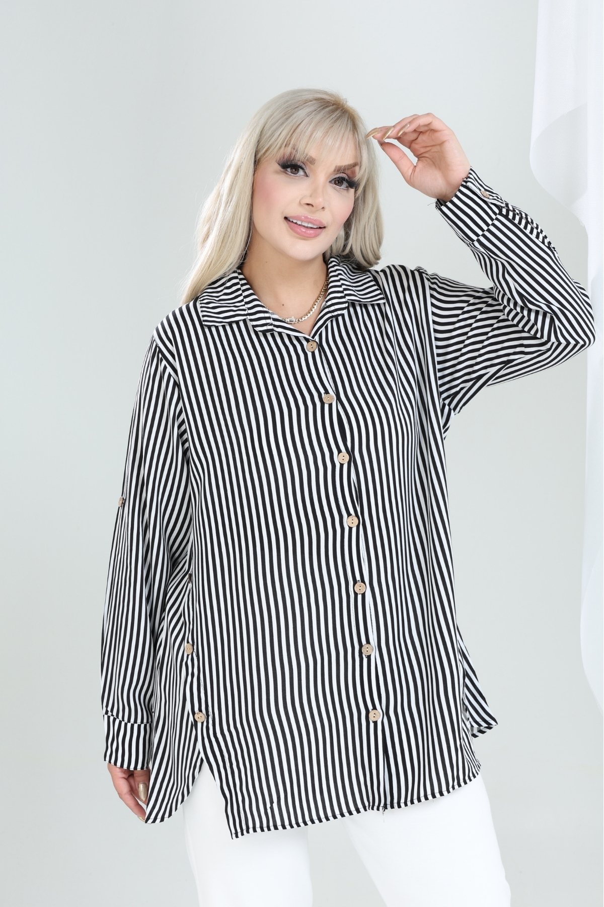 Kadın Büyük Beden Düğme Detaylı Çizgili Oversize Gömlek