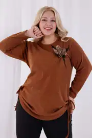 Çiçek Detaylı Yanları Büzgülü Triko Bluz Tarçın