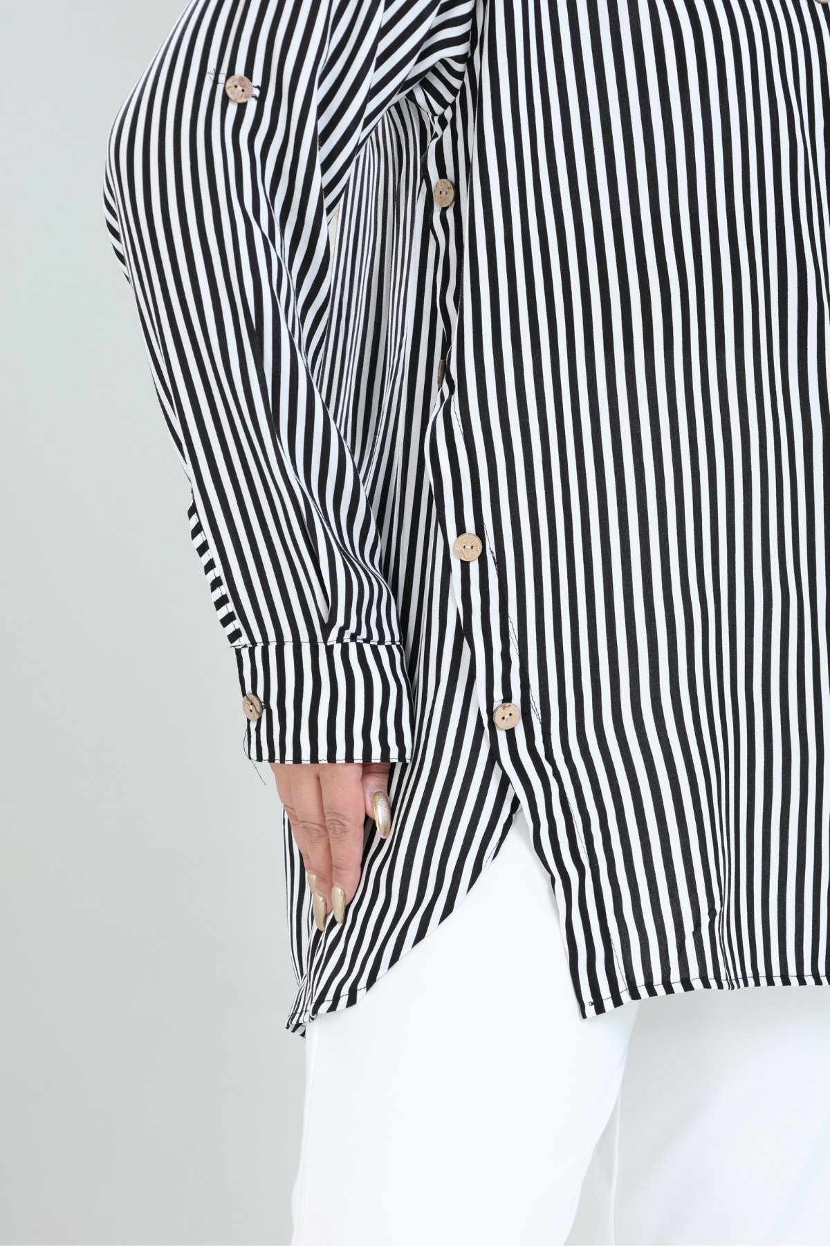 Kadın Büyük Beden Düğme Detaylı Çizgili Oversize Gömlek