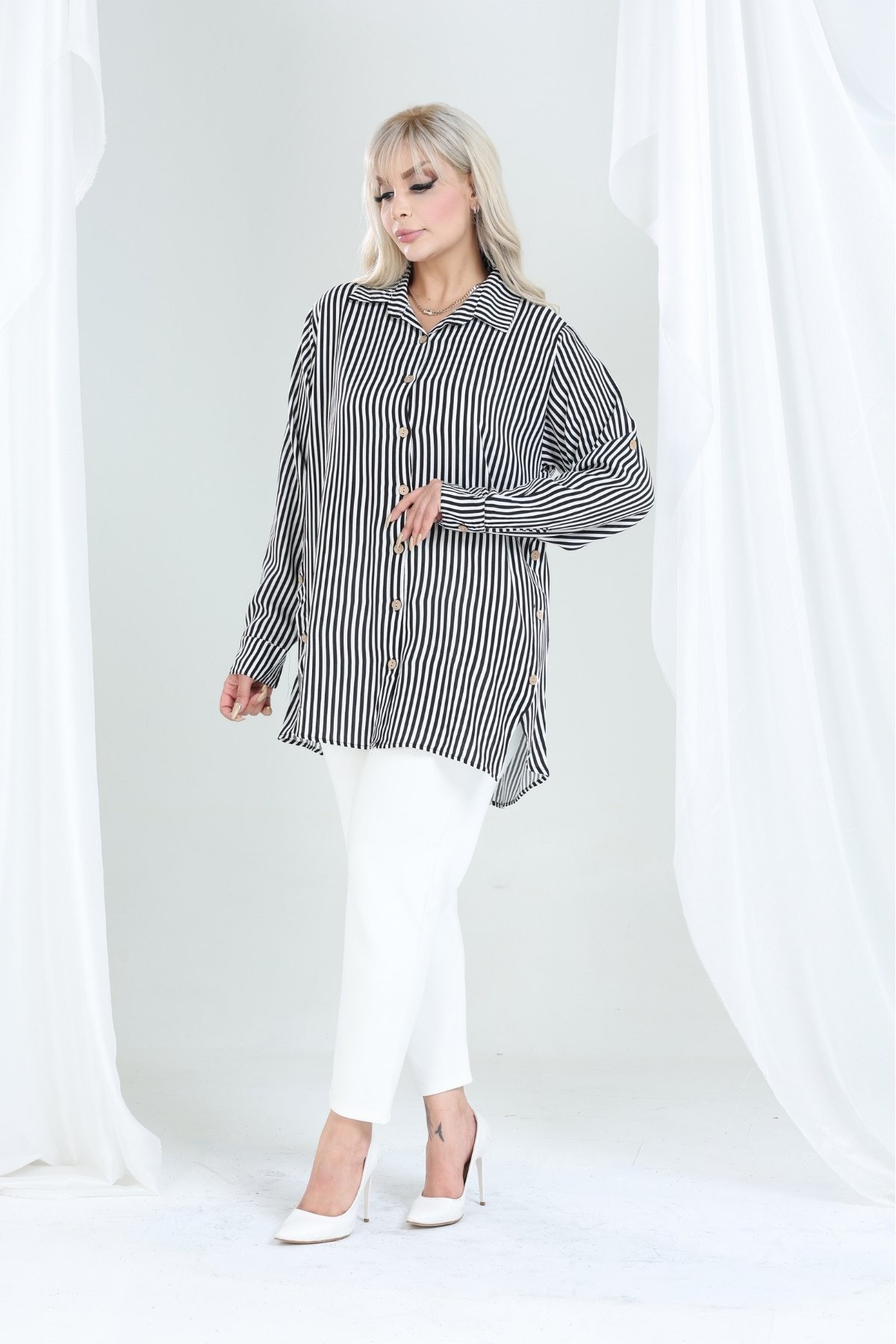 Kadın Büyük Beden Düğme Detaylı Çizgili Oversize Gömlek