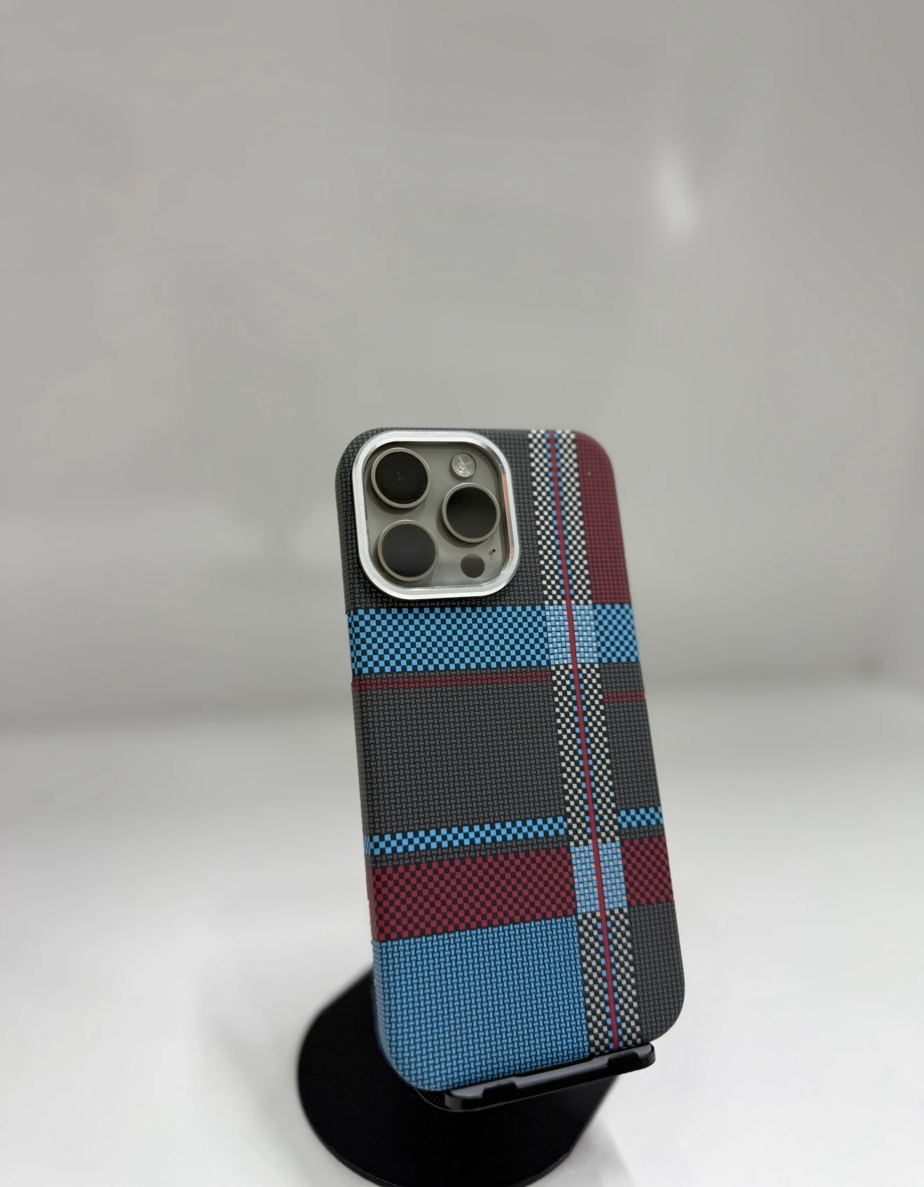 iPhone Karbon Fiber Kılıf – Mavi Bordo Şeritli Seri