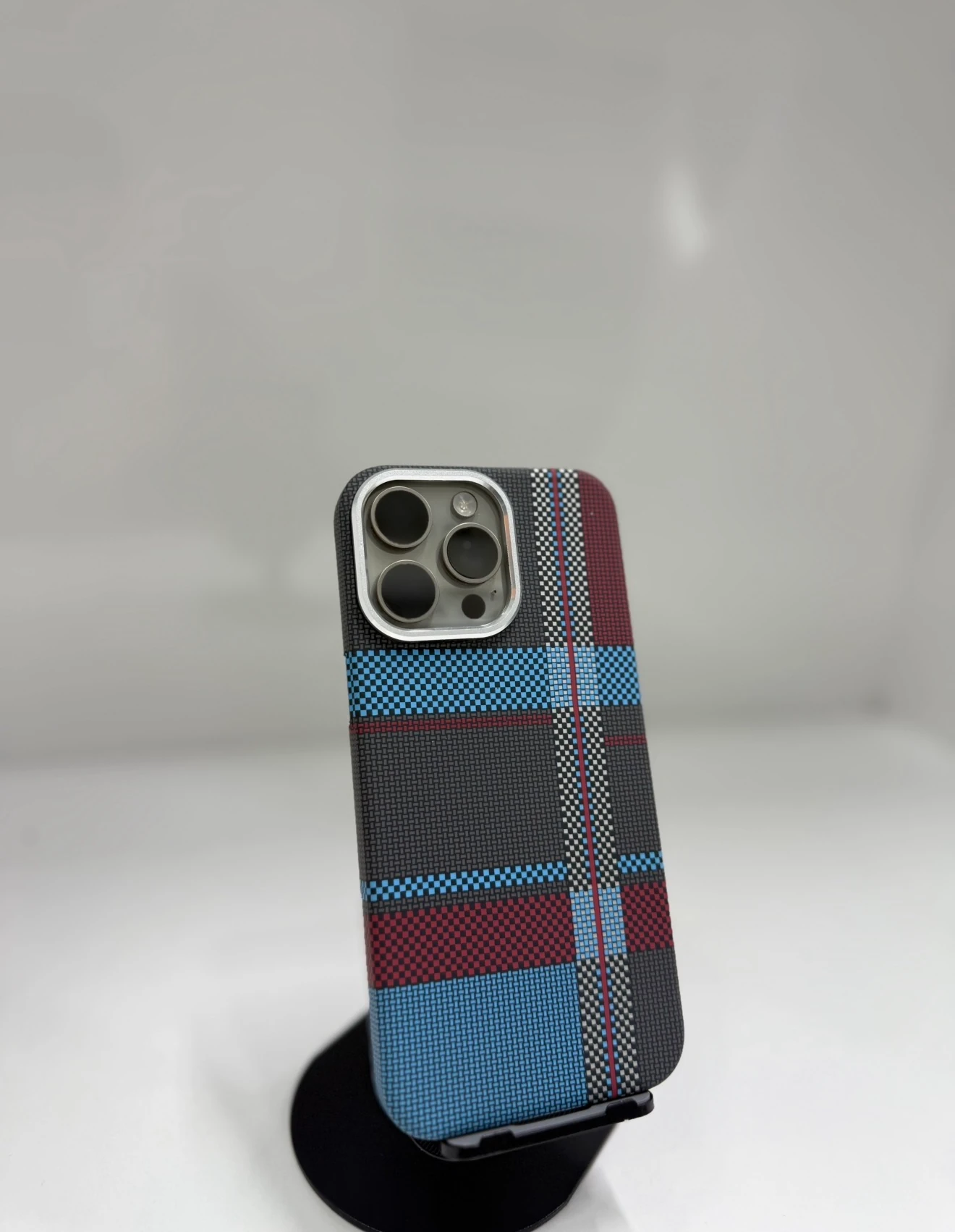 iPhone Karbon Fiber Kılıf – Mavi Bordo Şeritli Seri