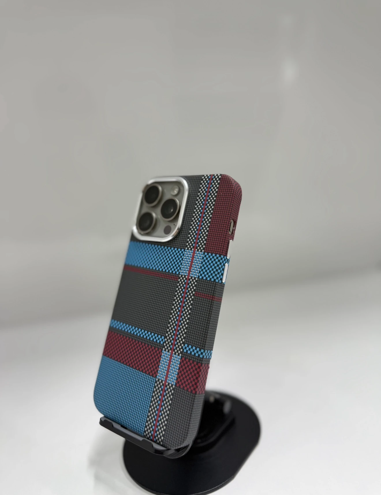 iPhone Karbon Fiber Kılıf – Mavi Bordo Şeritli Seri