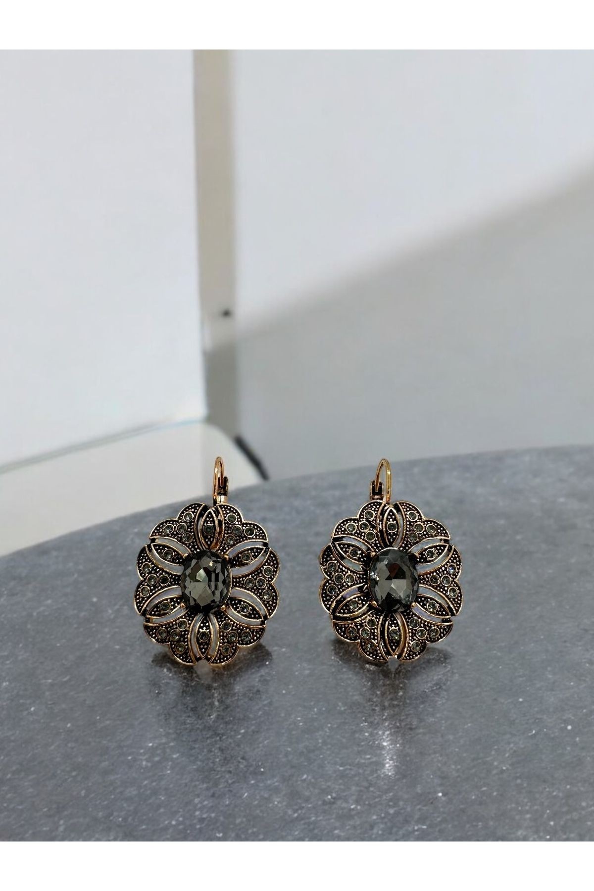 Black Diamond Taşlı Çiçek Küpe main variant image
