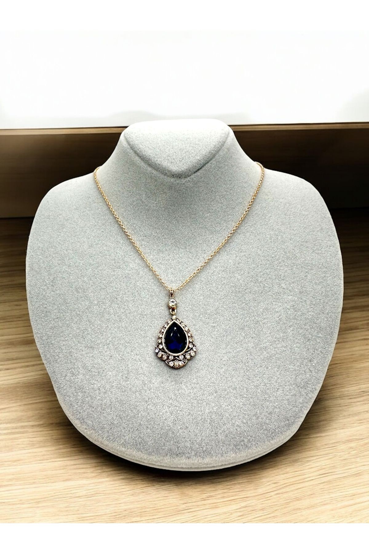 Zirkon Taş Detaylı Damla Kristal Kolye