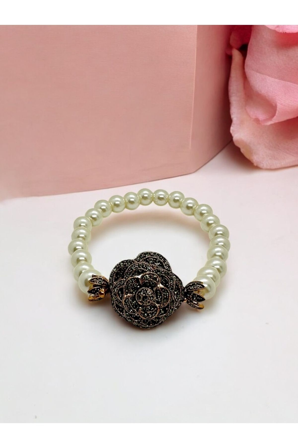 Black Diamond Taşlı Gül Motif İnci Bileklik