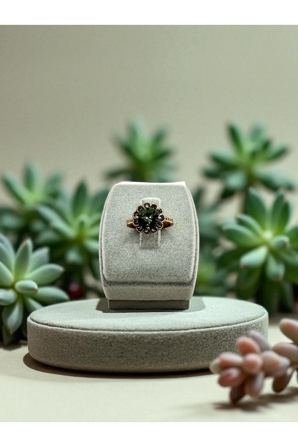 Çiçek Motif Black Diamond Taşlı Yüzük