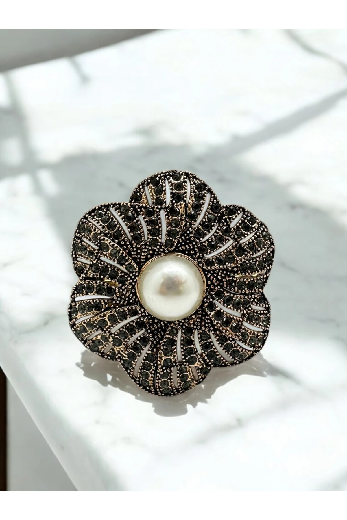 İnci Detay Gül Broş image