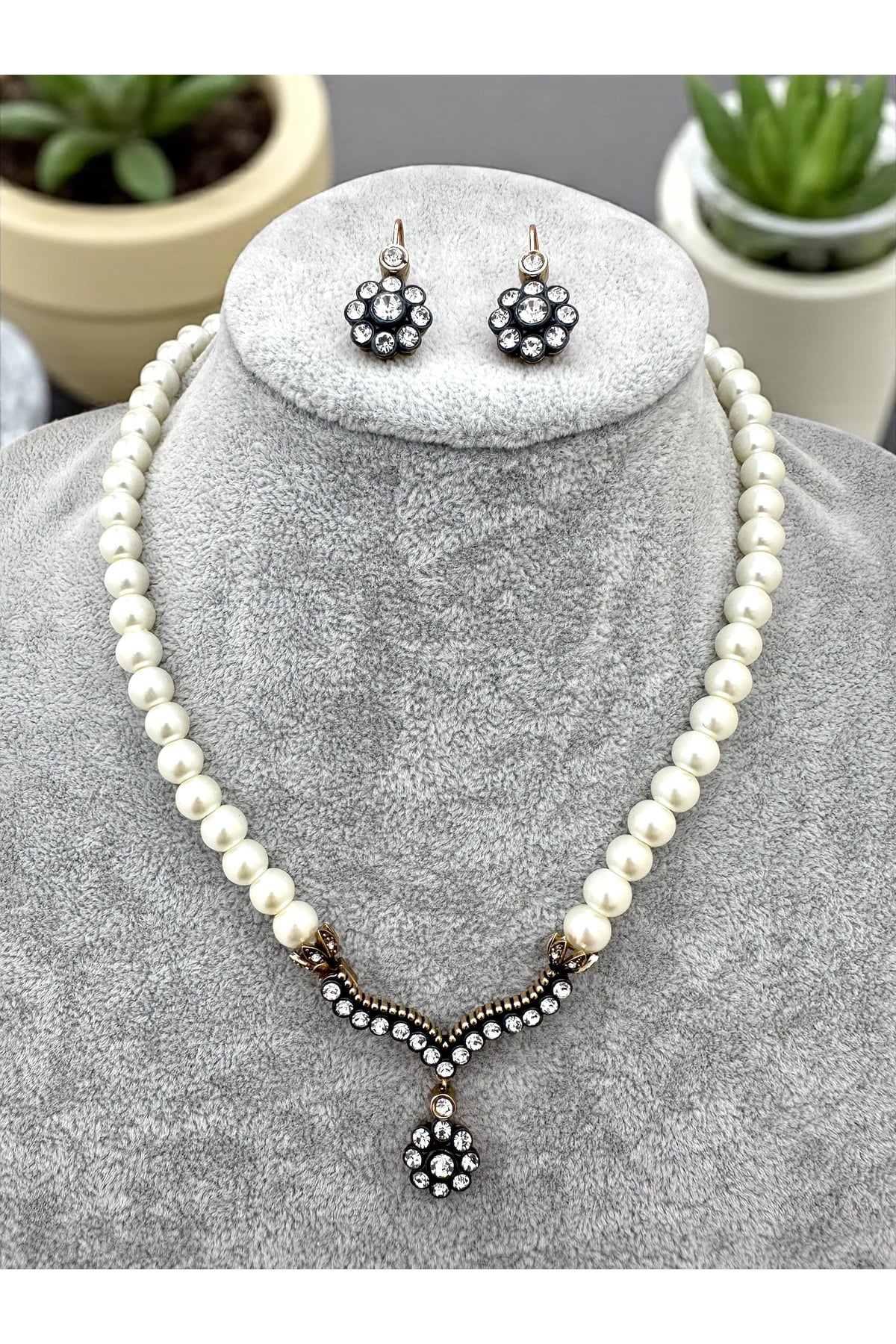 Çiçek Motif Taşlı İnci Kolye, Küpe Set