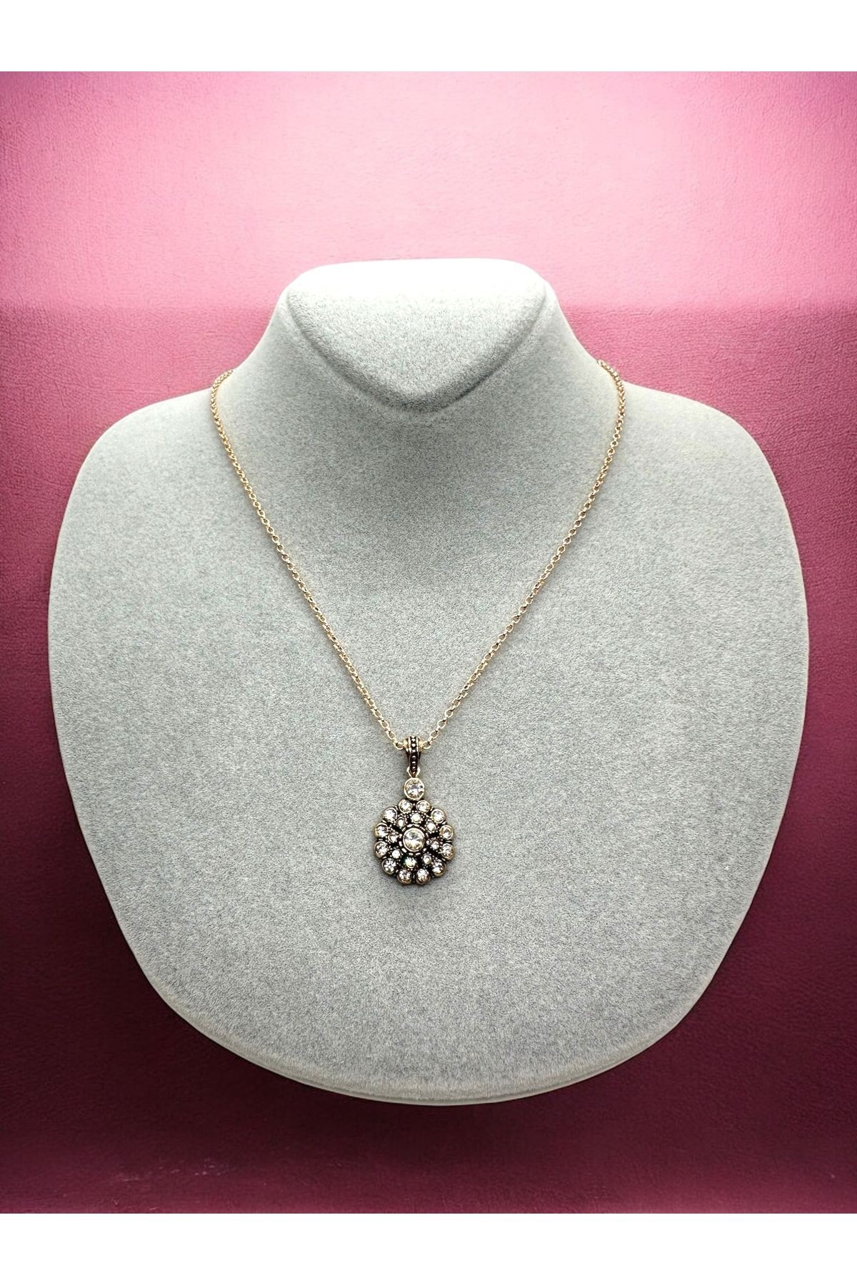 Taşlı Çiçek Motif Kolye