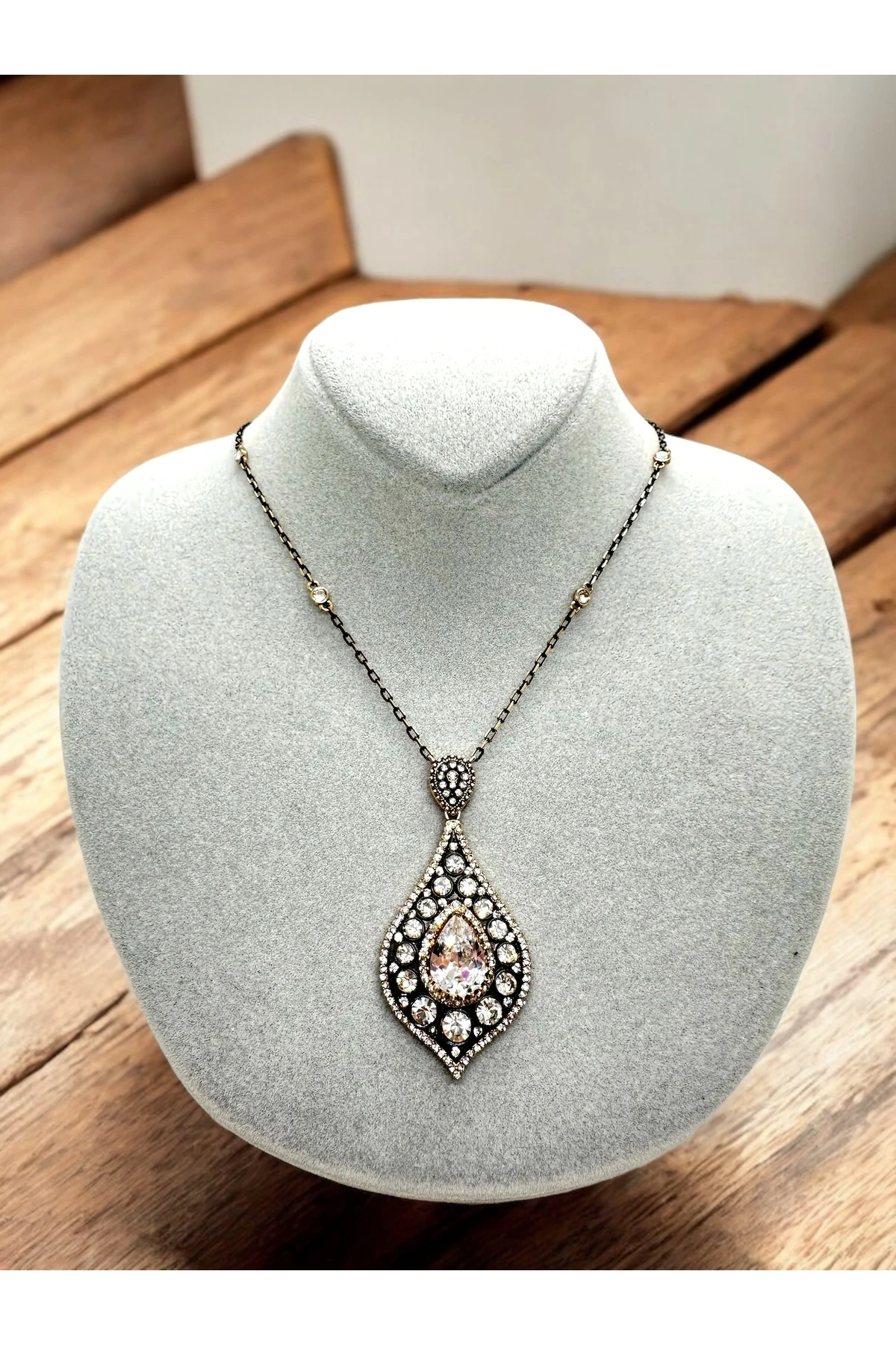 Zirkon Taşlı Damla Kolye