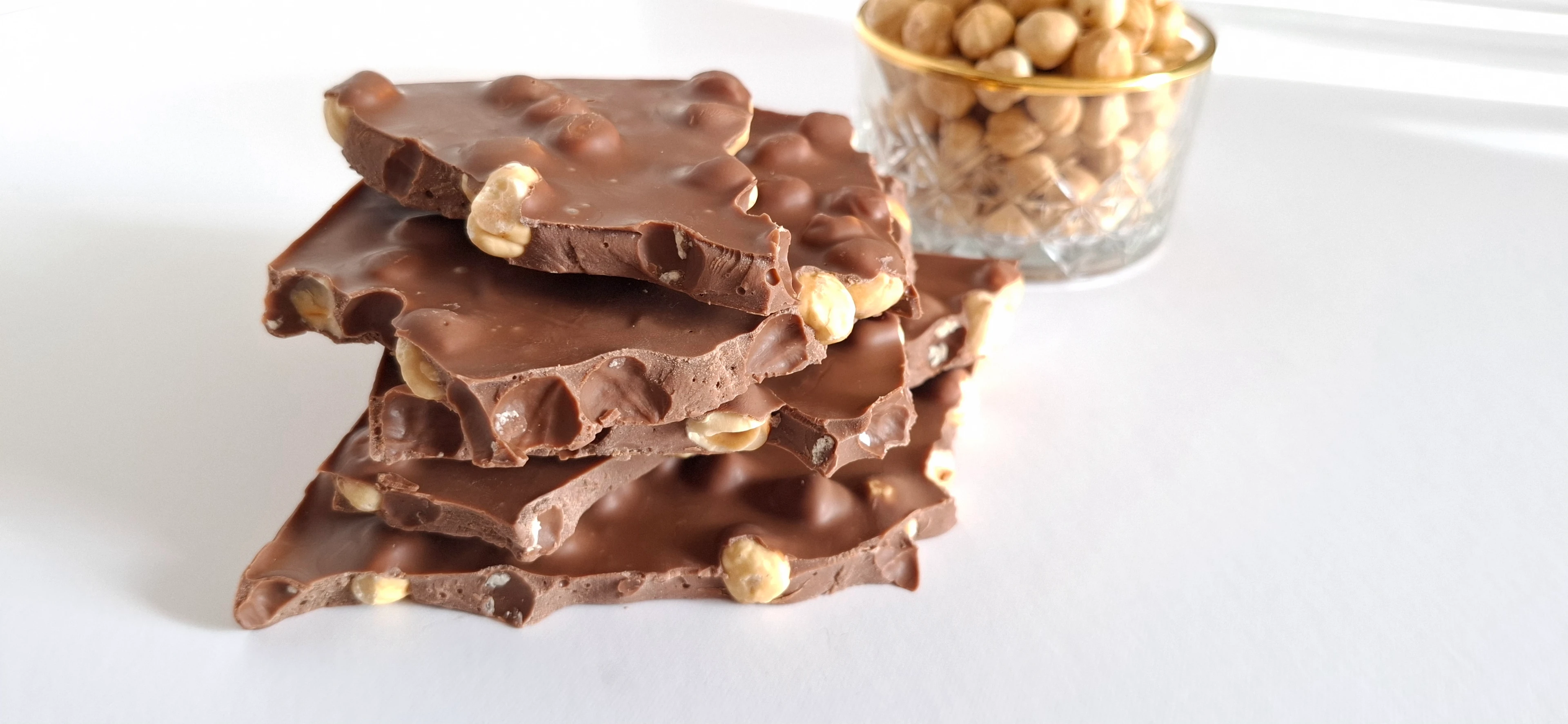 EL YAPIMI SÜTLÜ ÇİKOLATA & FINDIK KIRMA ÇİKOLATA 0 image