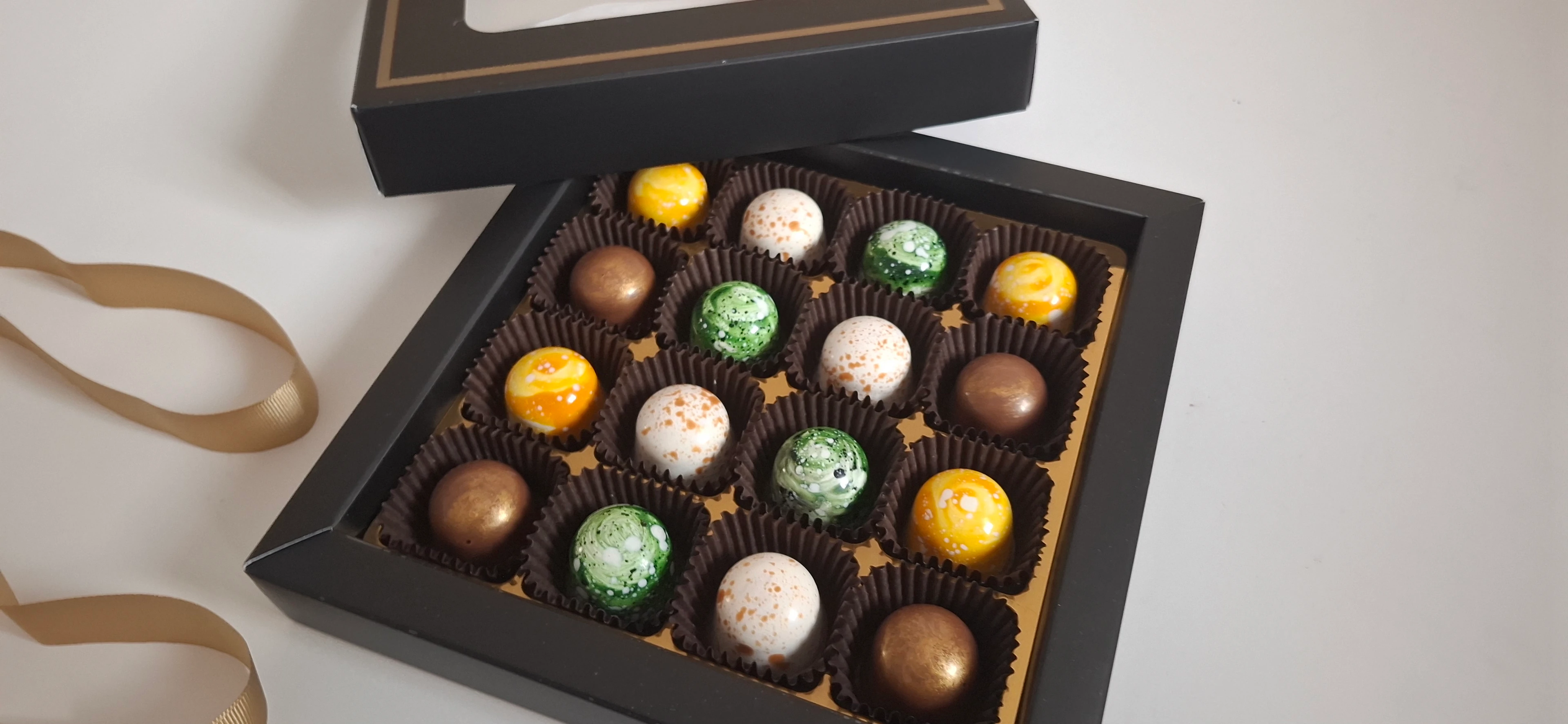 KARIŞIK 16 LI ARTİZAN BONBON ÇİKOLATA cover pic