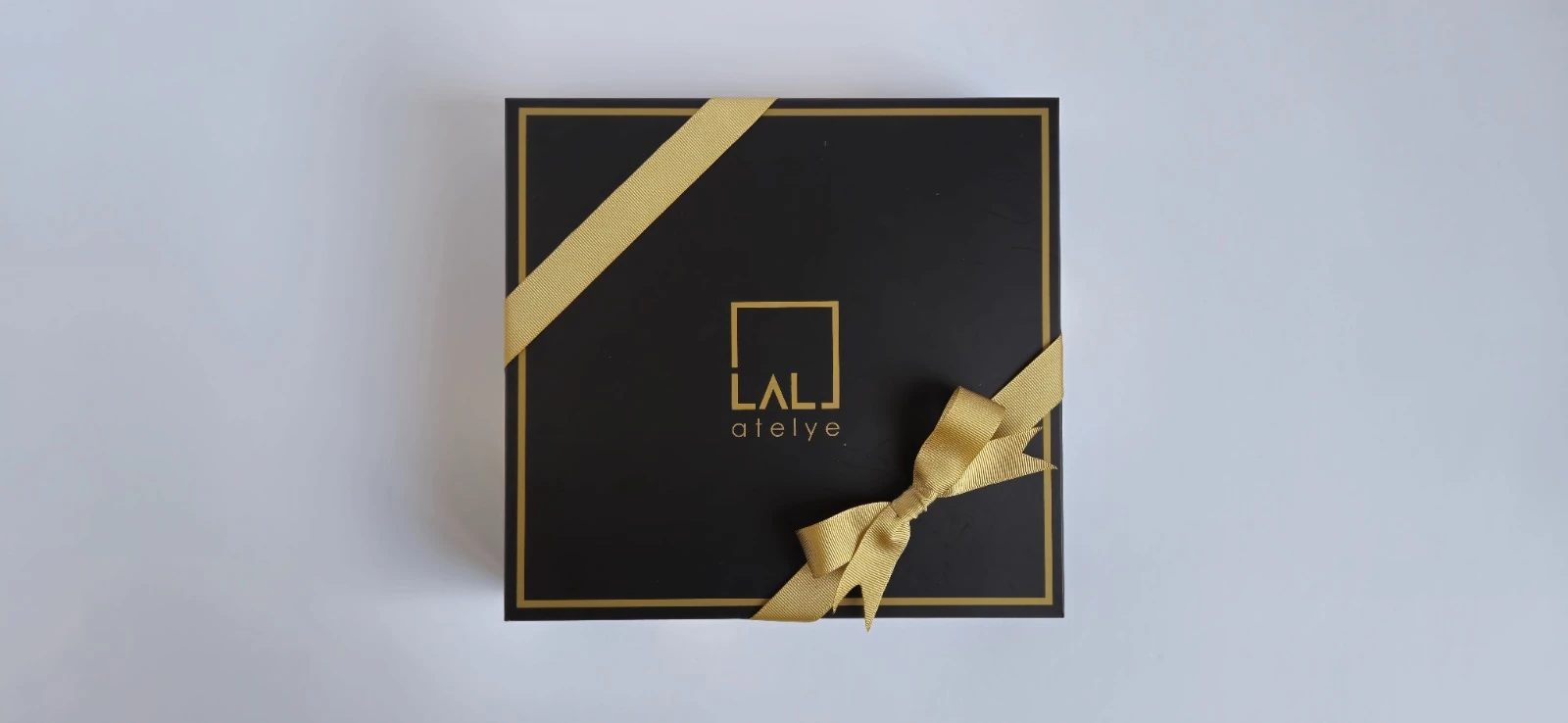 EL YAPIMI SÜTLÜ ÇİKOLATA & FINDIK KIRMA ÇİKOLATA 0 image