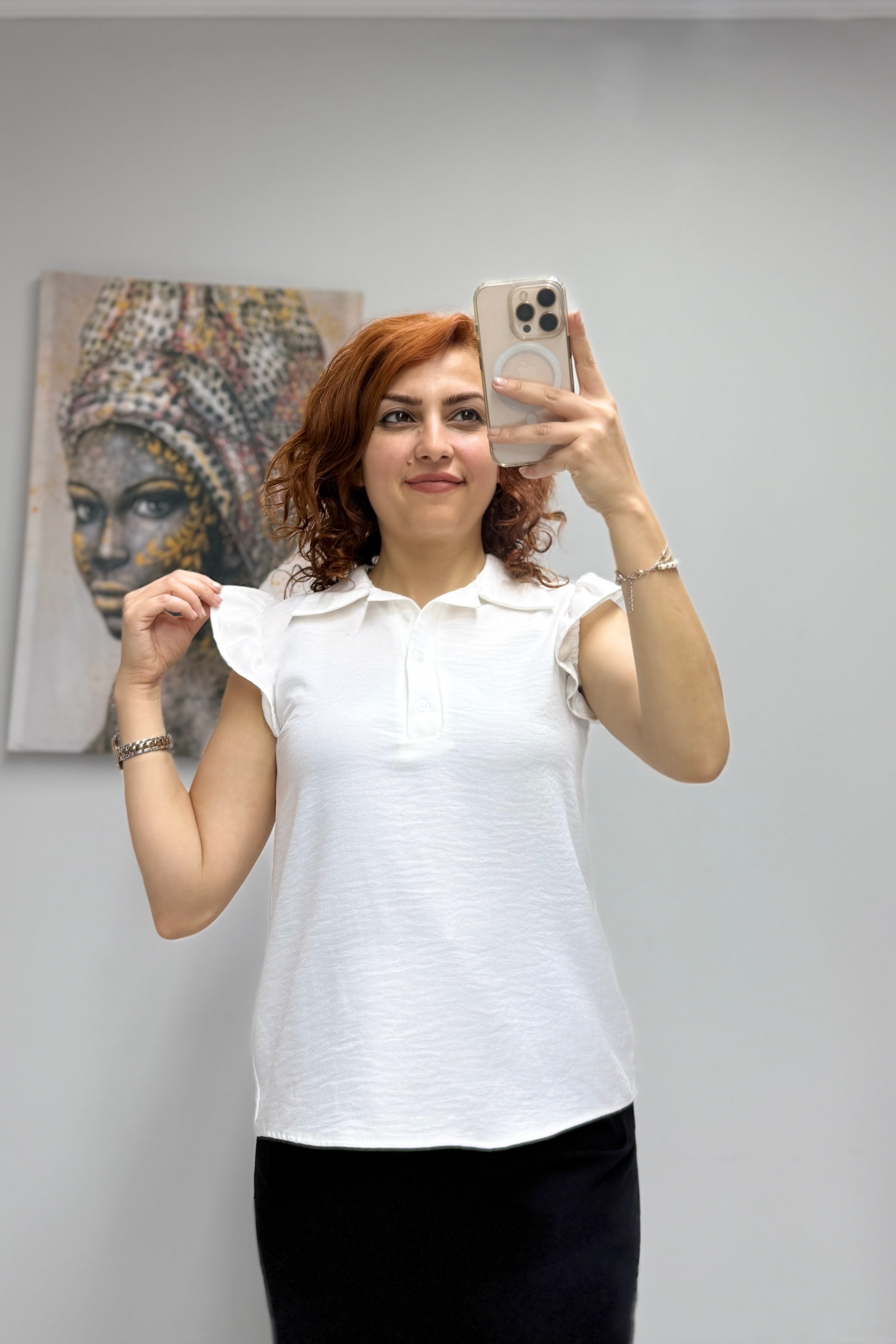 Kolları Fırfırlı Yakası Üç Düğmeli Bluz