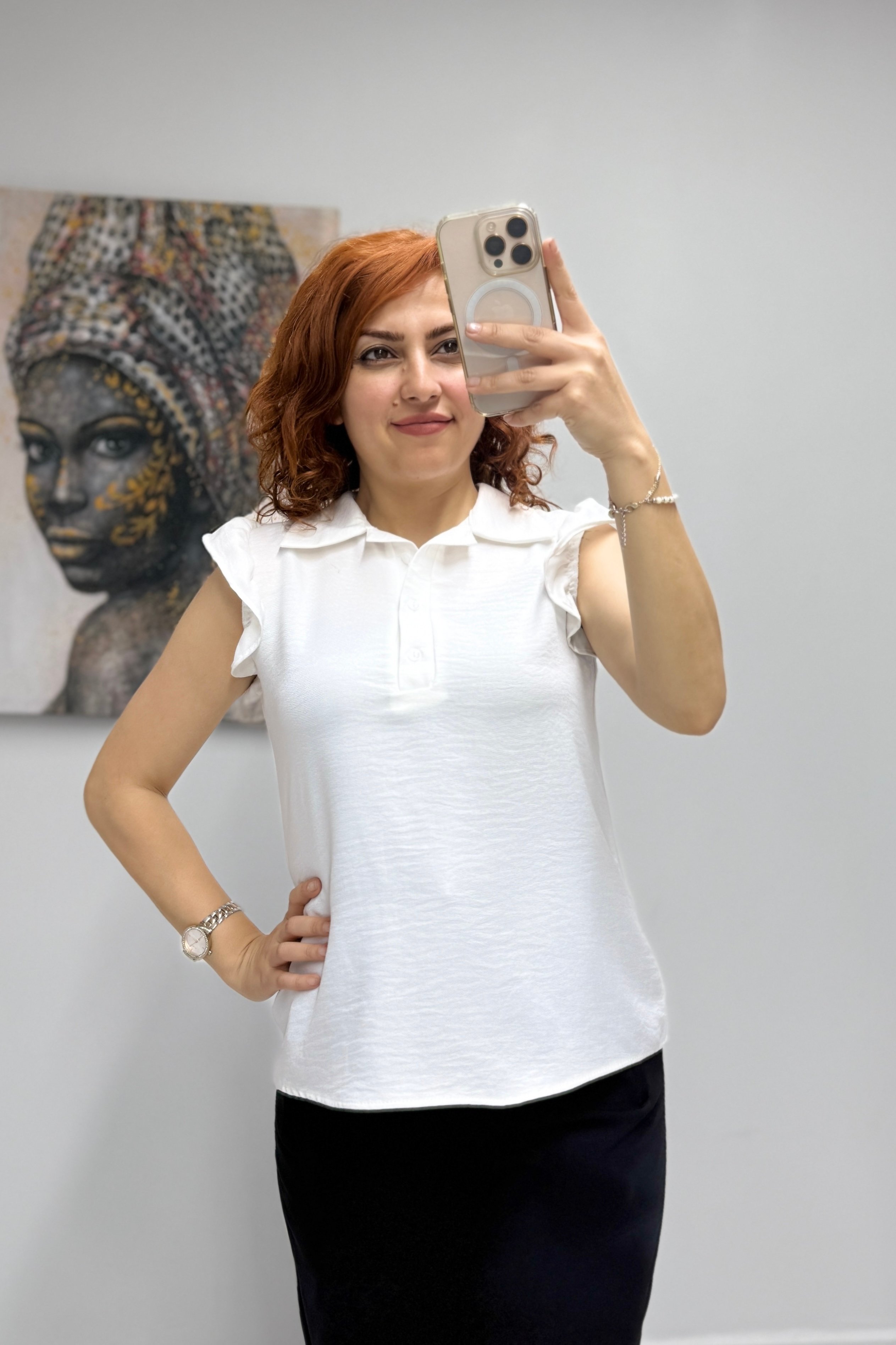 Kolları Fırfırlı Yakası Üç Düğmeli Bluz