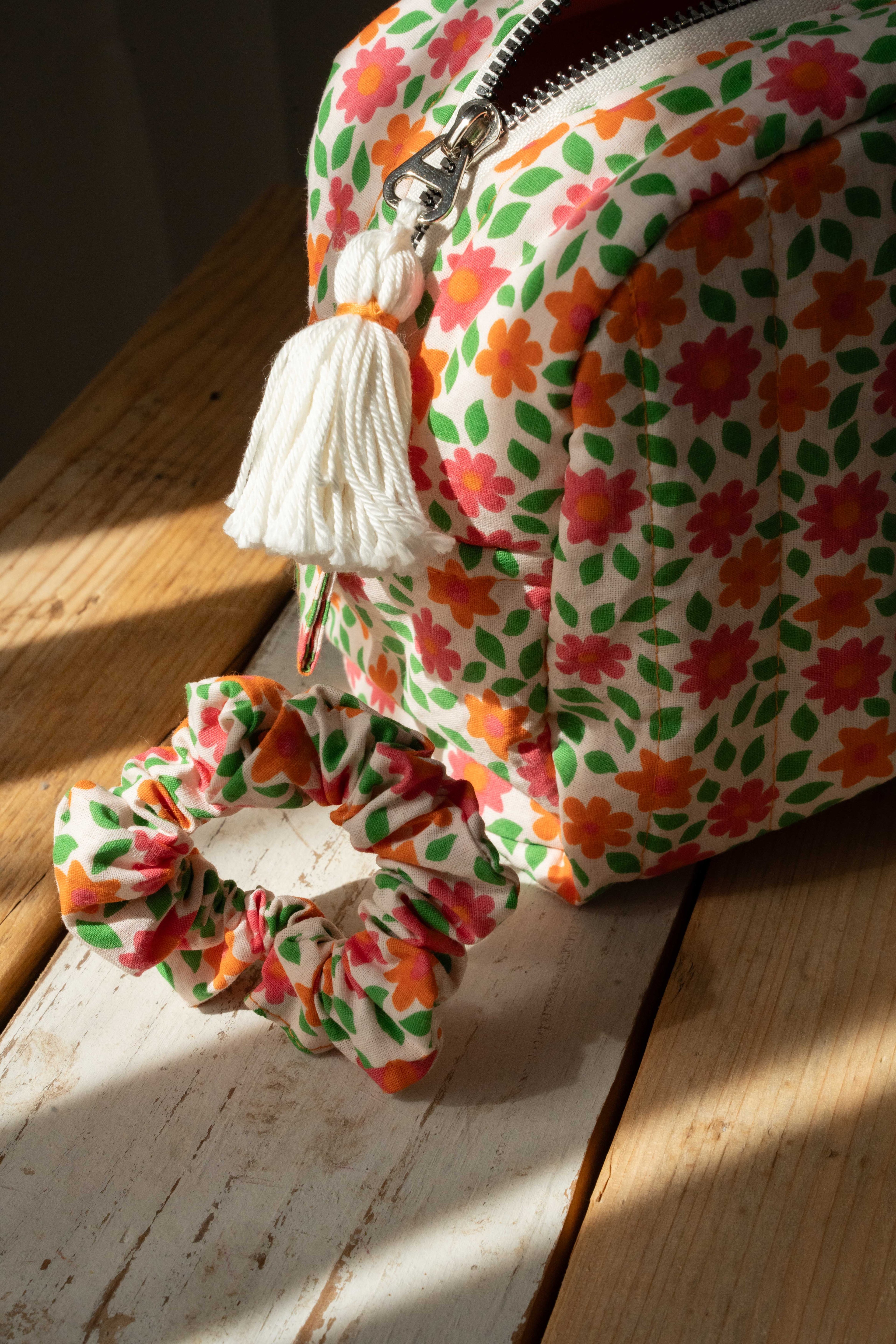ÇİÇEK DESENLİ KAPİTONE MAKYAJ ÇANTASI ( SCRUNCHIE HEDİYESİ İLE )