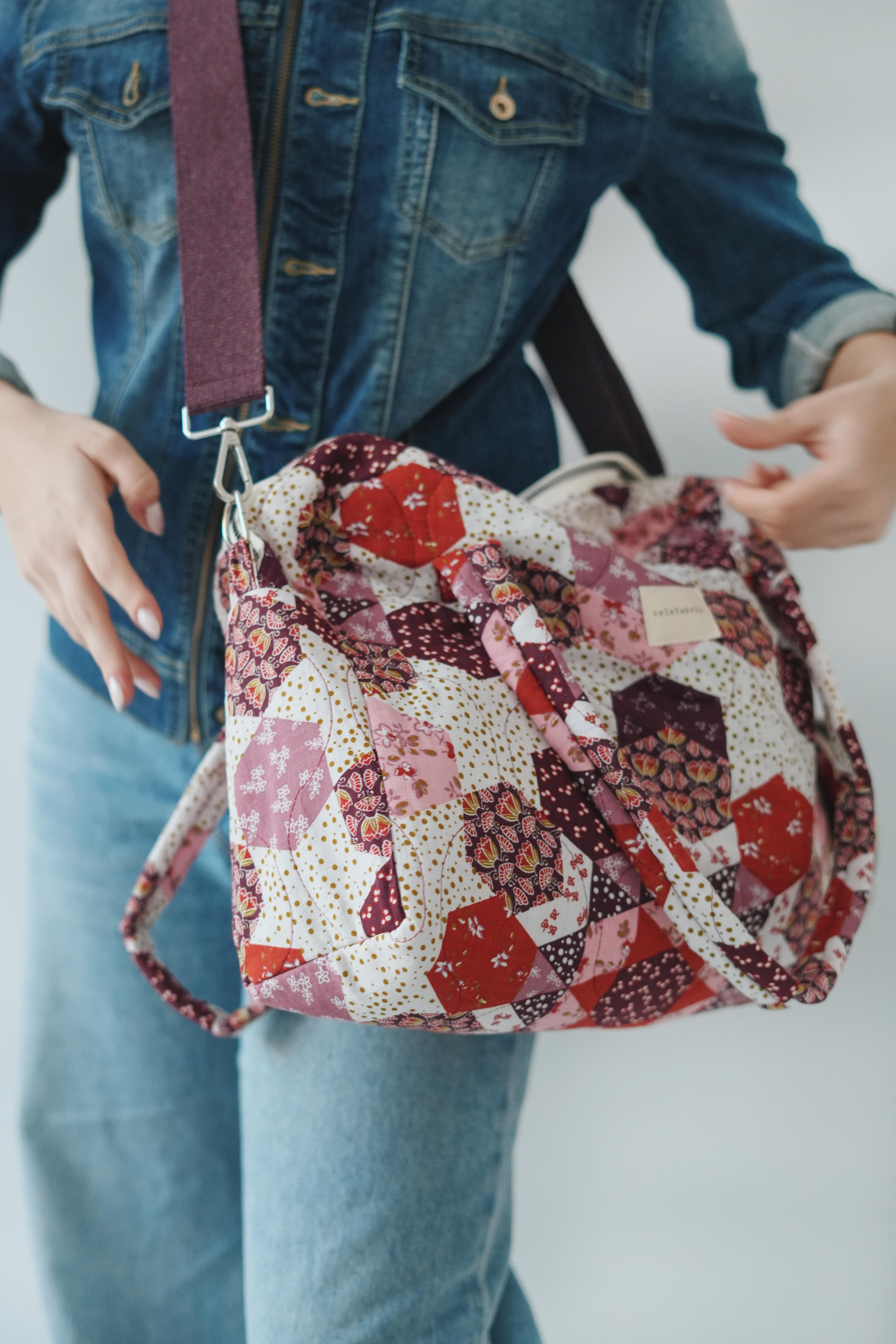 KAPİTONELİ PATCHWORK DESENLİ CÜZDANLI OMUZ ÇANTASI