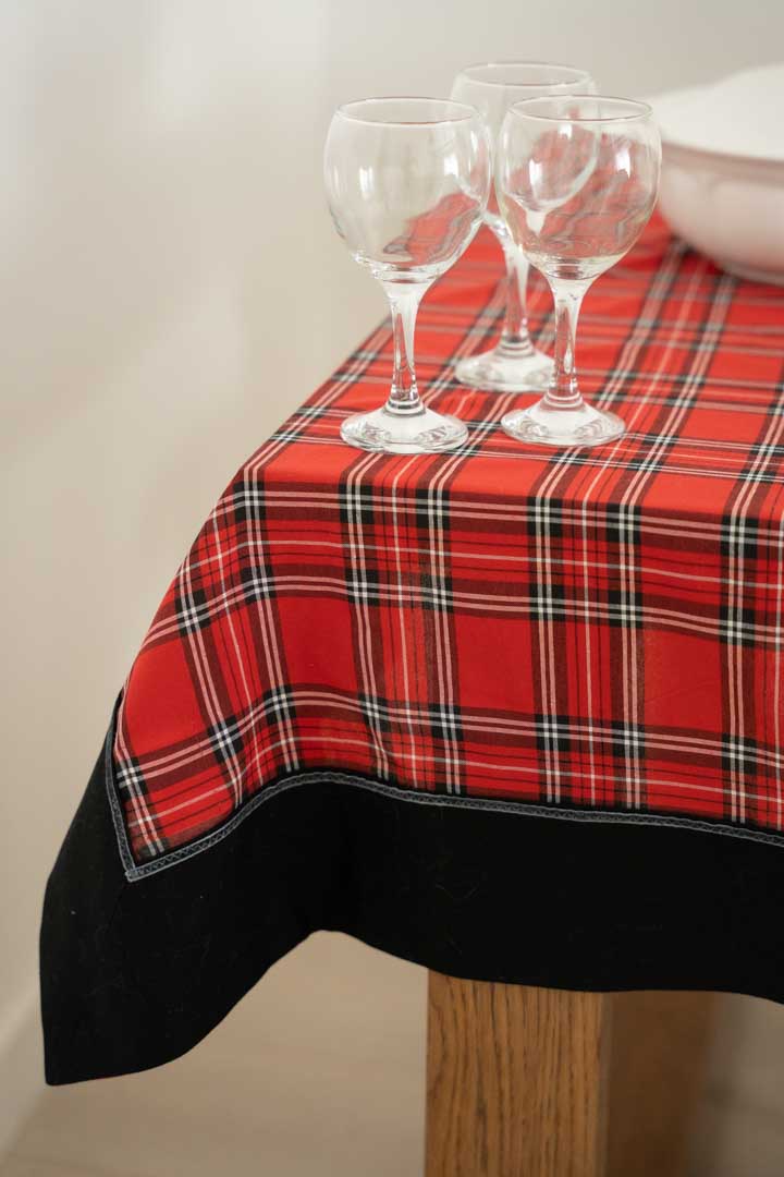 KIRMIZI EKOSE MASA ÖRTÜSÜ - KETEN BANTLI & KADİFE BİYELİ 