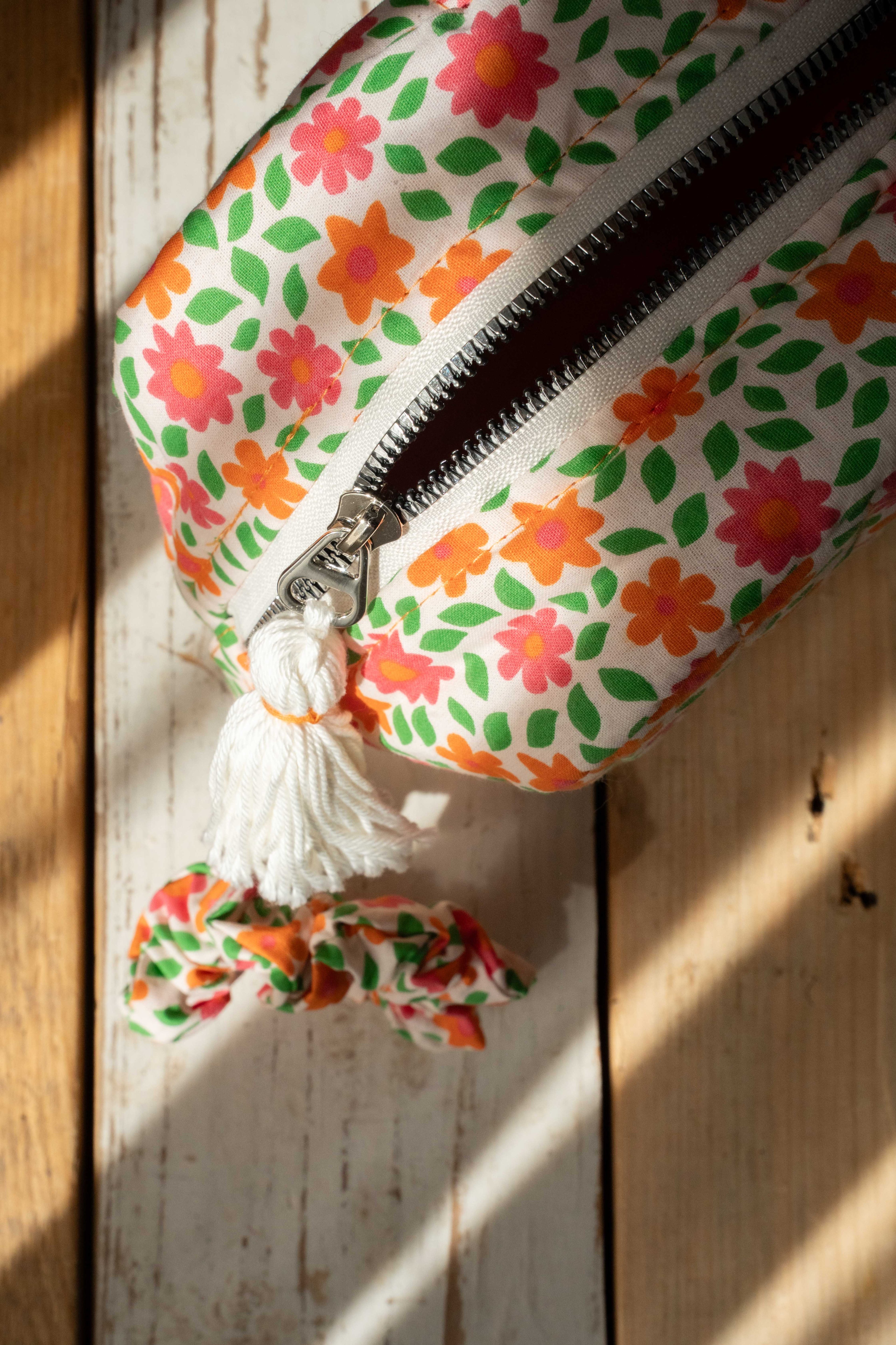 ÇİÇEK DESENLİ KAPİTONE MAKYAJ ÇANTASI ( SCRUNCHIE HEDİYESİ İLE )