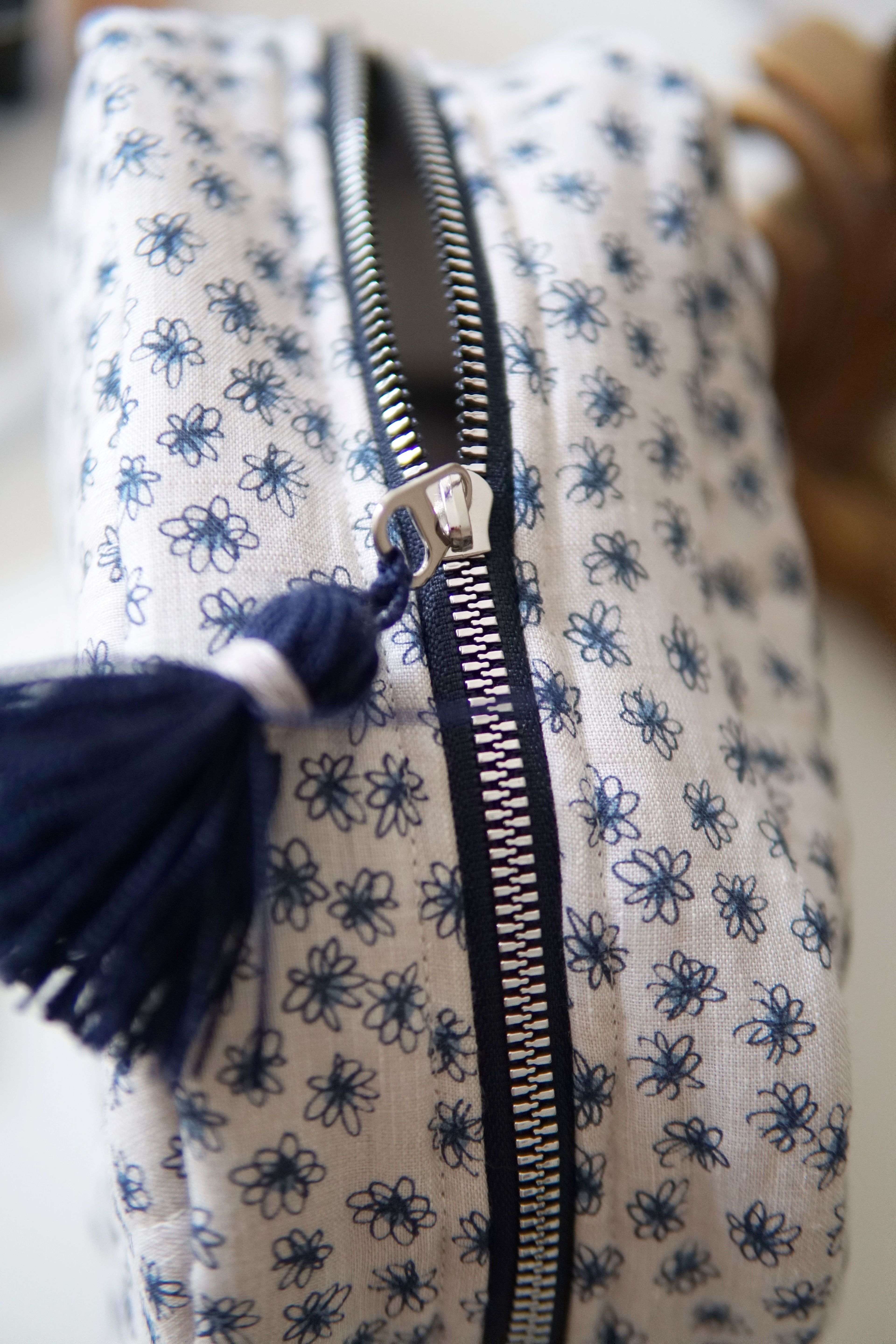 MİNİ MAVİ ÇİÇEKLİ KETEN MAKYAJ ÇANTASI / CLUTCH