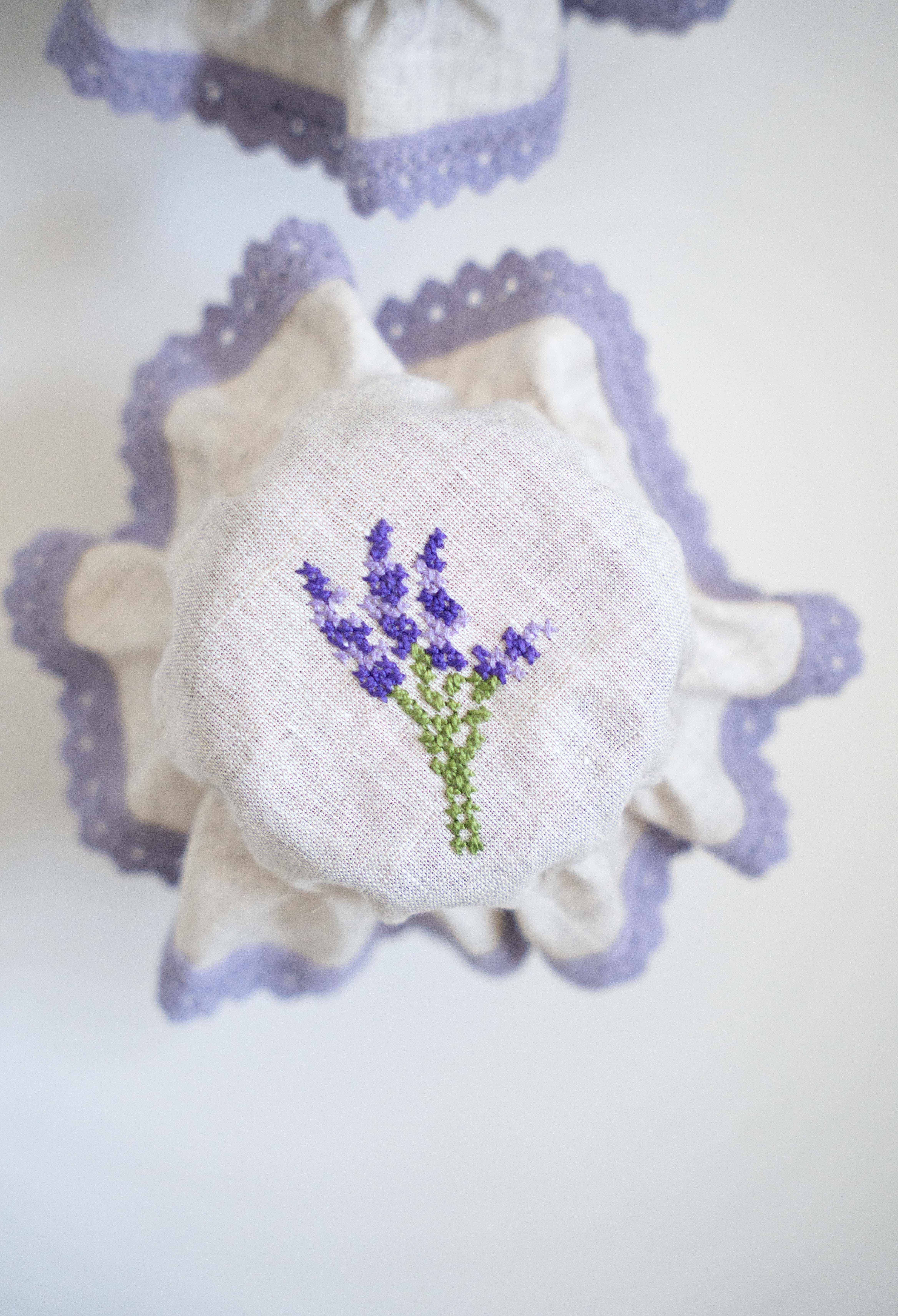 ELDE KANAVİÇE LAVANTA İŞLEMELİ KETEN BONE