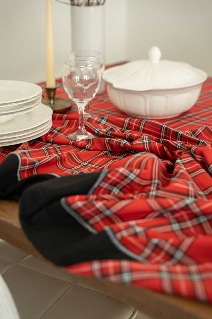 KIRMIZI EKOSE MASA ÖRTÜSÜ - KETEN BANTLI & KADİFE BİYELİ 