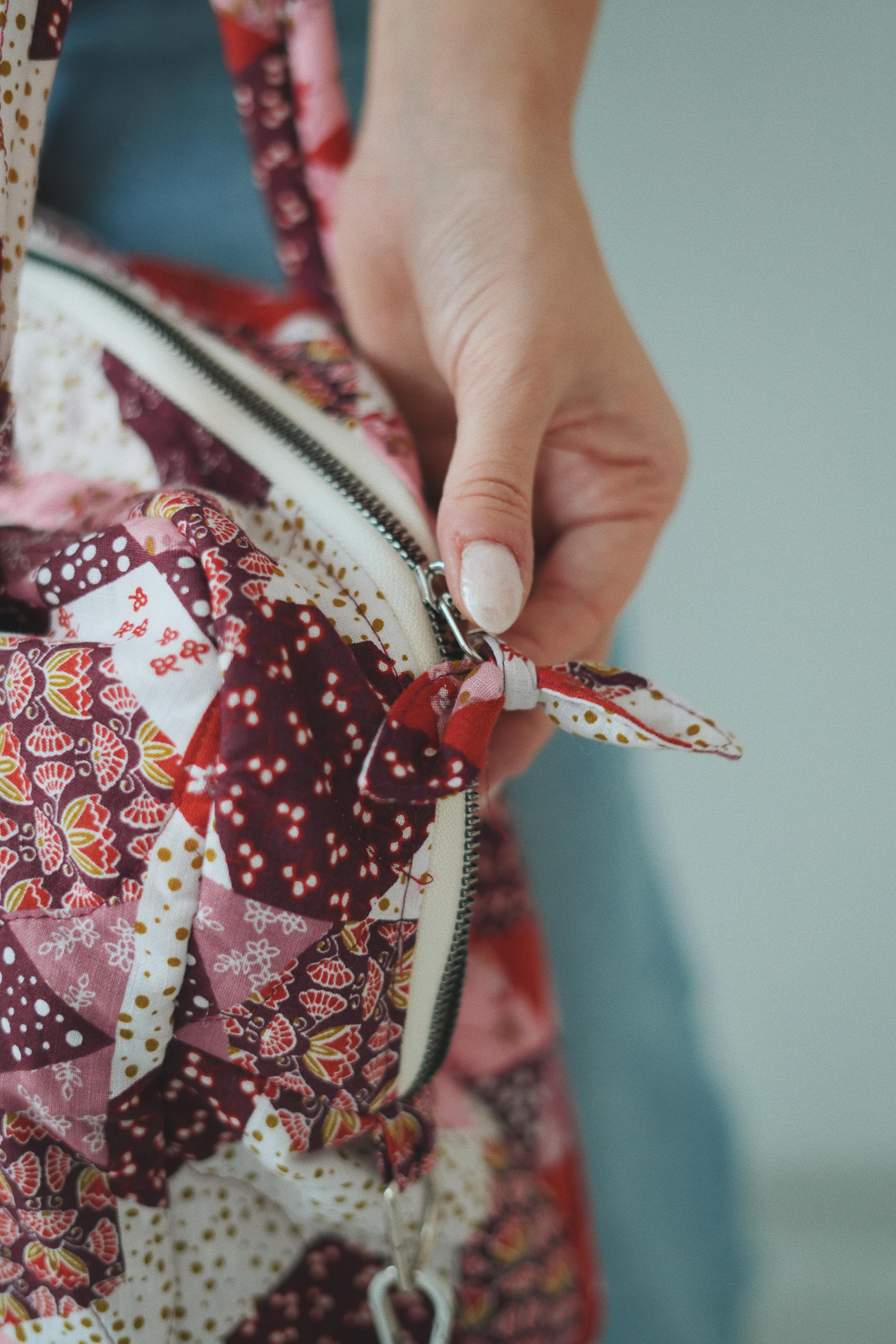 KAPİTONELİ PATCHWORK DESENLİ CÜZDANLI OMUZ ÇANTASI