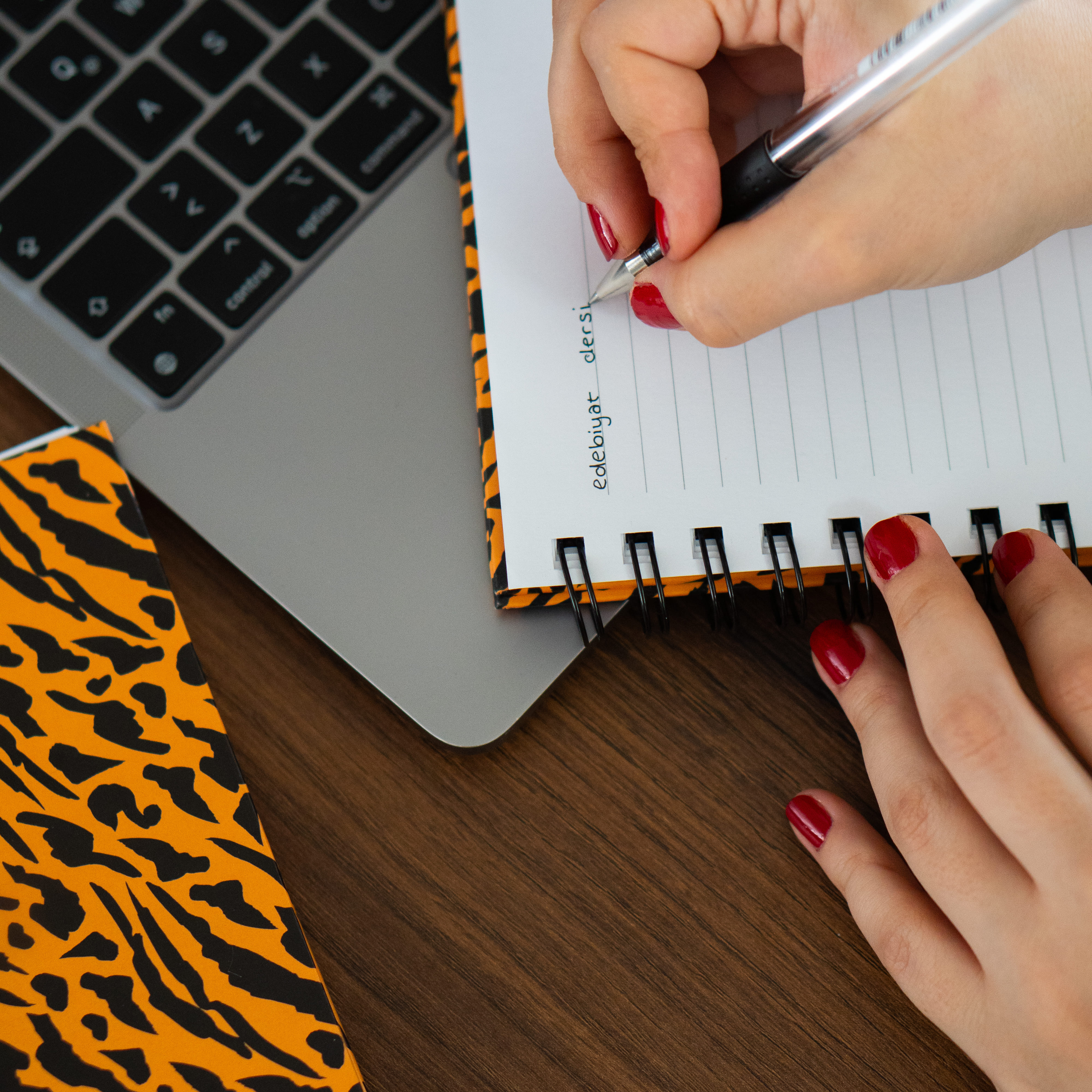 Kaplan Desen Sert Kapak Çizgili Defter 17x24 cm 200 Sayfa Not Defteri - Leopard Golden Claw