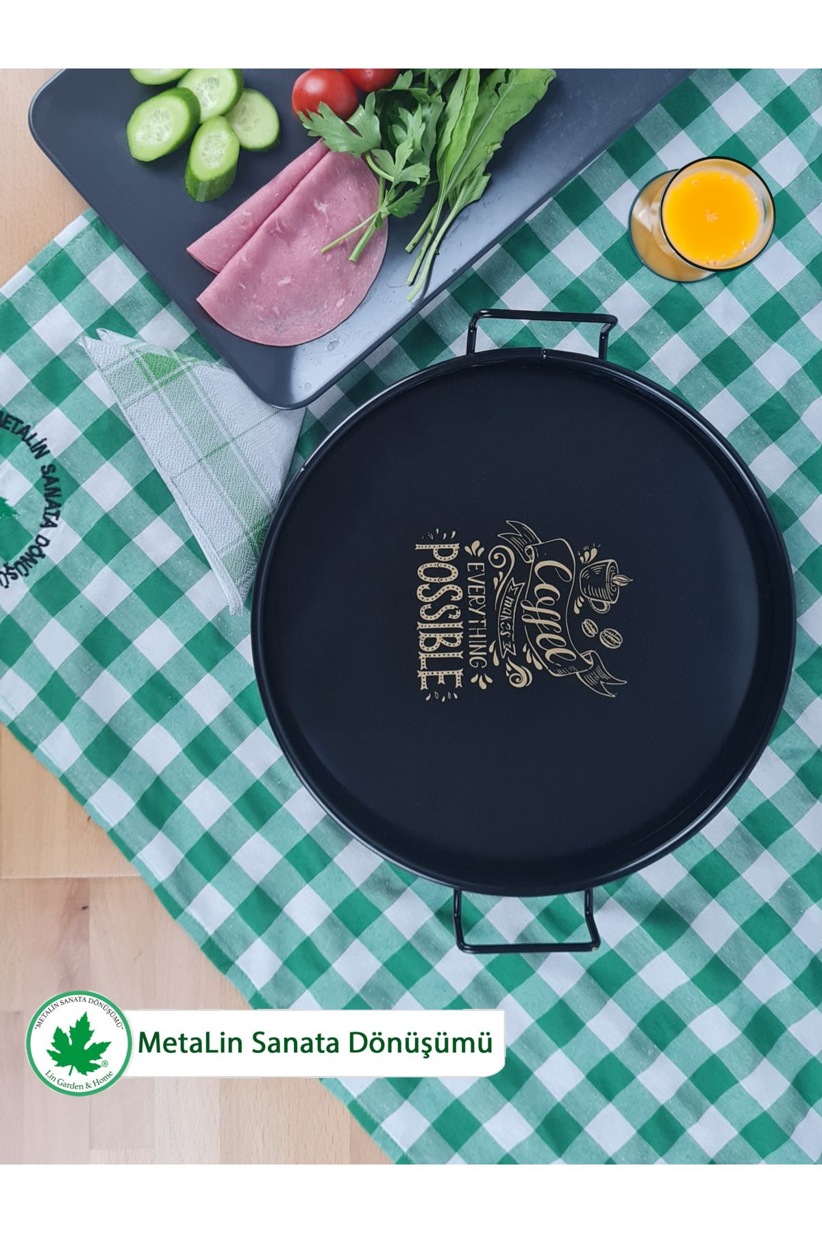 Tel Kulplu Metal Servis Tepsisi – 26 cm “Coffee Makes Everything Possible” Baskılı Sunum & Kahve Tepsisi