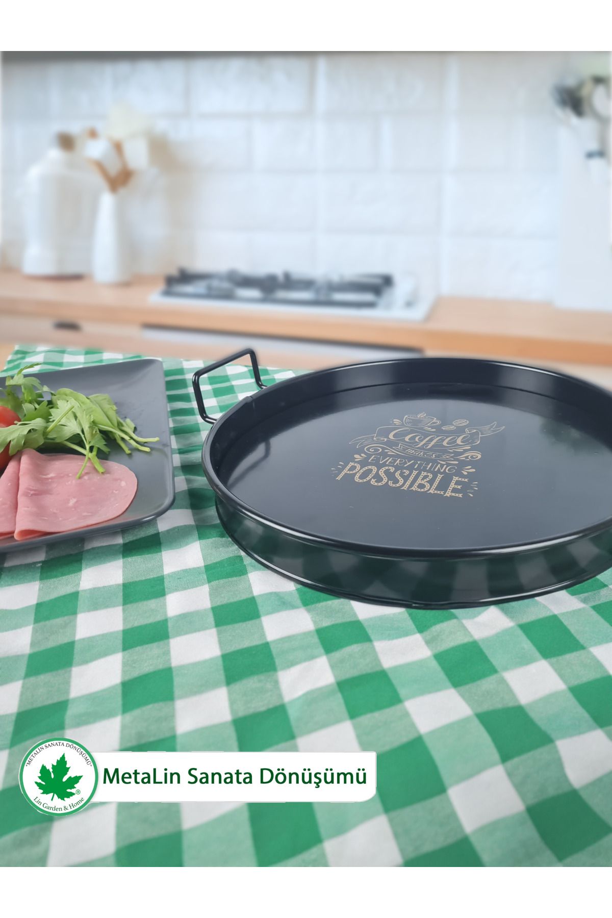 Tel Kulplu Metal Servis Tepsisi – 26 cm “Coffee Makes Everything Possible” Baskılı Sunum & Kahve Tepsisi