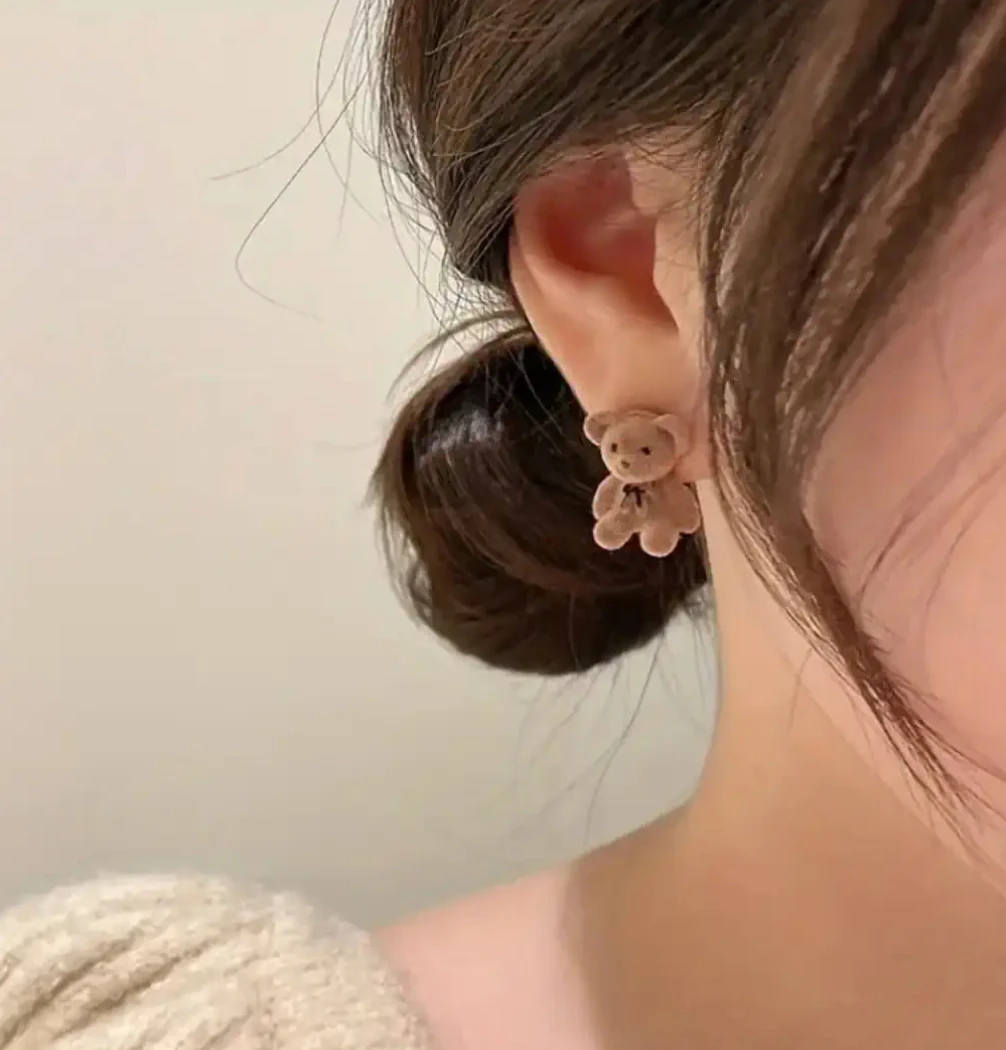Taçlı Peluş Ayıcık Küpe – Sevimli ve Eğlenceli Tasarım-kahverengi