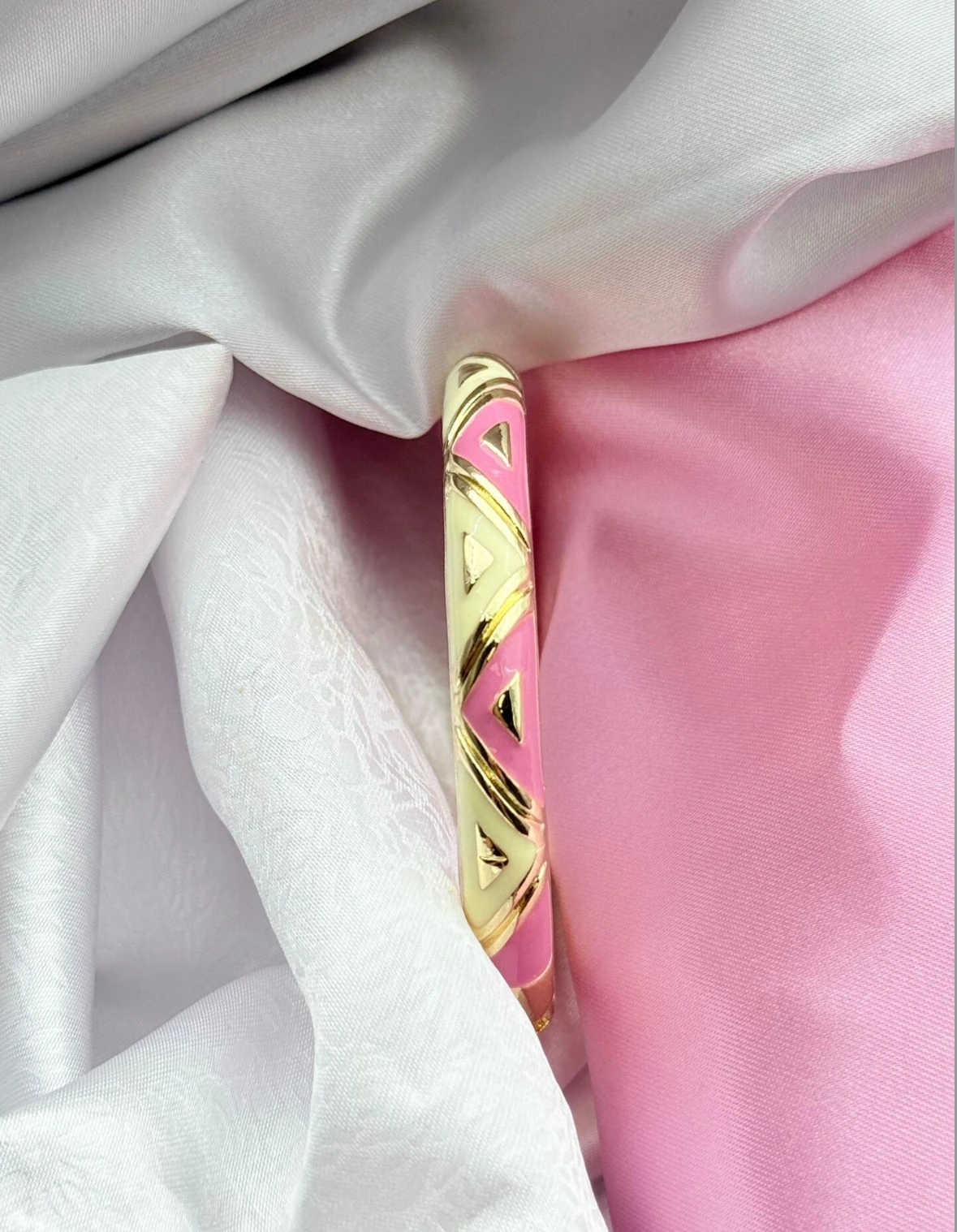 Pembe ve Beyaz Mineli Altın Rengi Desenli Bileklik-Kelepçe