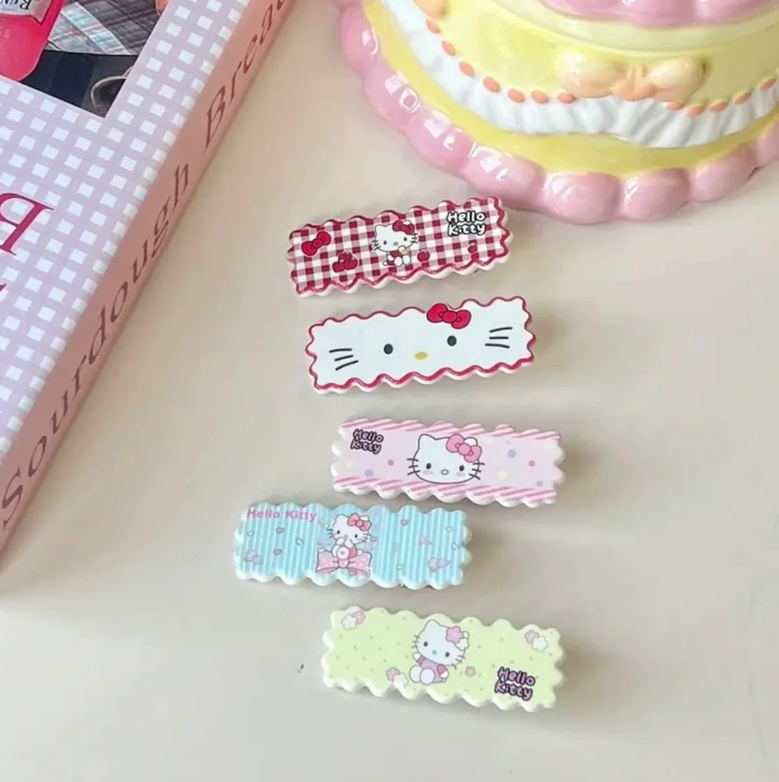 5'li Hello Kitty Koleksiyonu: Pastel ve Canlı Desenli Dalgalı Çıtçıt Toka Seti