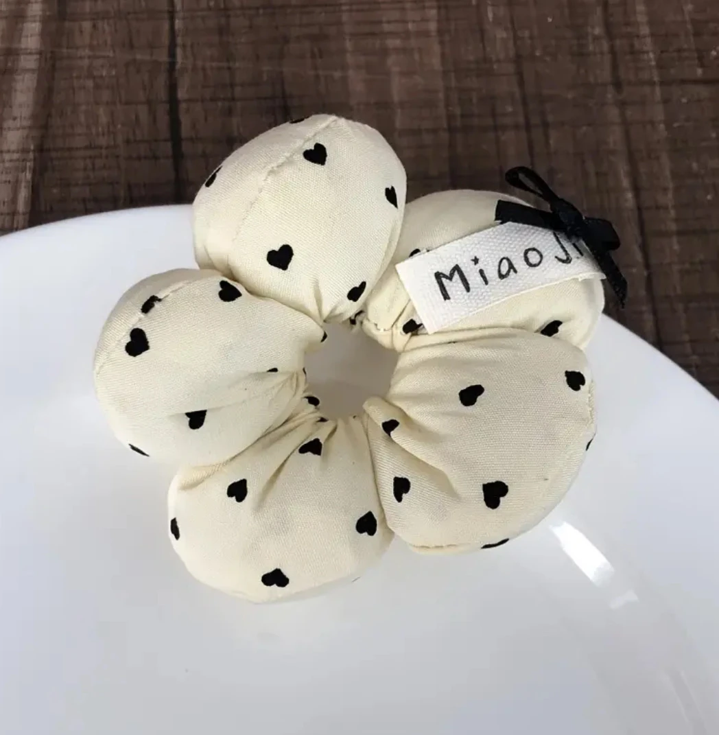 Kore Stili Kalp Desenli Krem Çiçek Toka (Puffy Scrunchie)