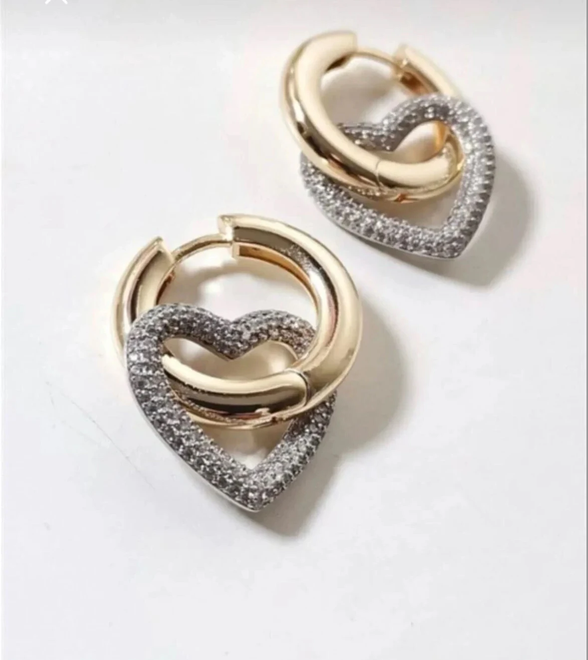 Kalp Figürlü Zirkon Taşlı Altın Rengi Halka Küpe