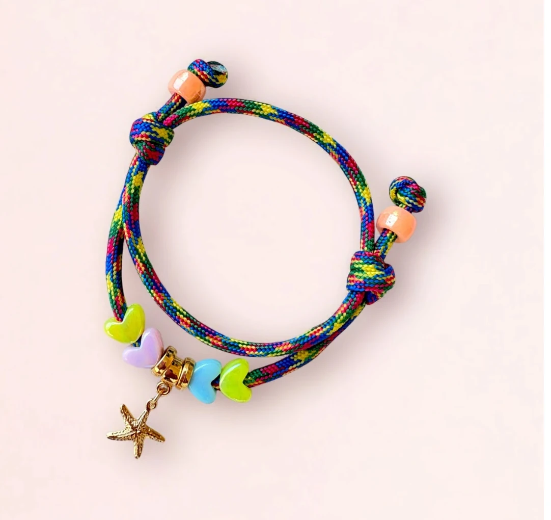 Çok Renkli İp Üzeri Kalp Boncuklu Deniz Yıldızı Charm Bileklik
