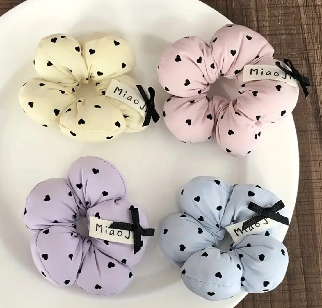 Kore Stili Kalp Desenli Krem Çiçek Toka (Puffy Scrunchie)
